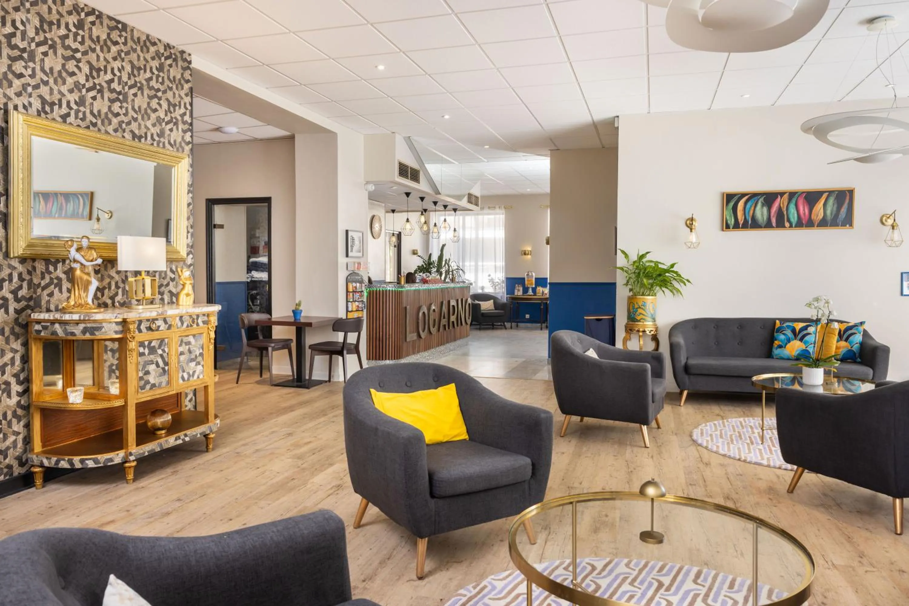 Living room in Hôtel Locarno Nice