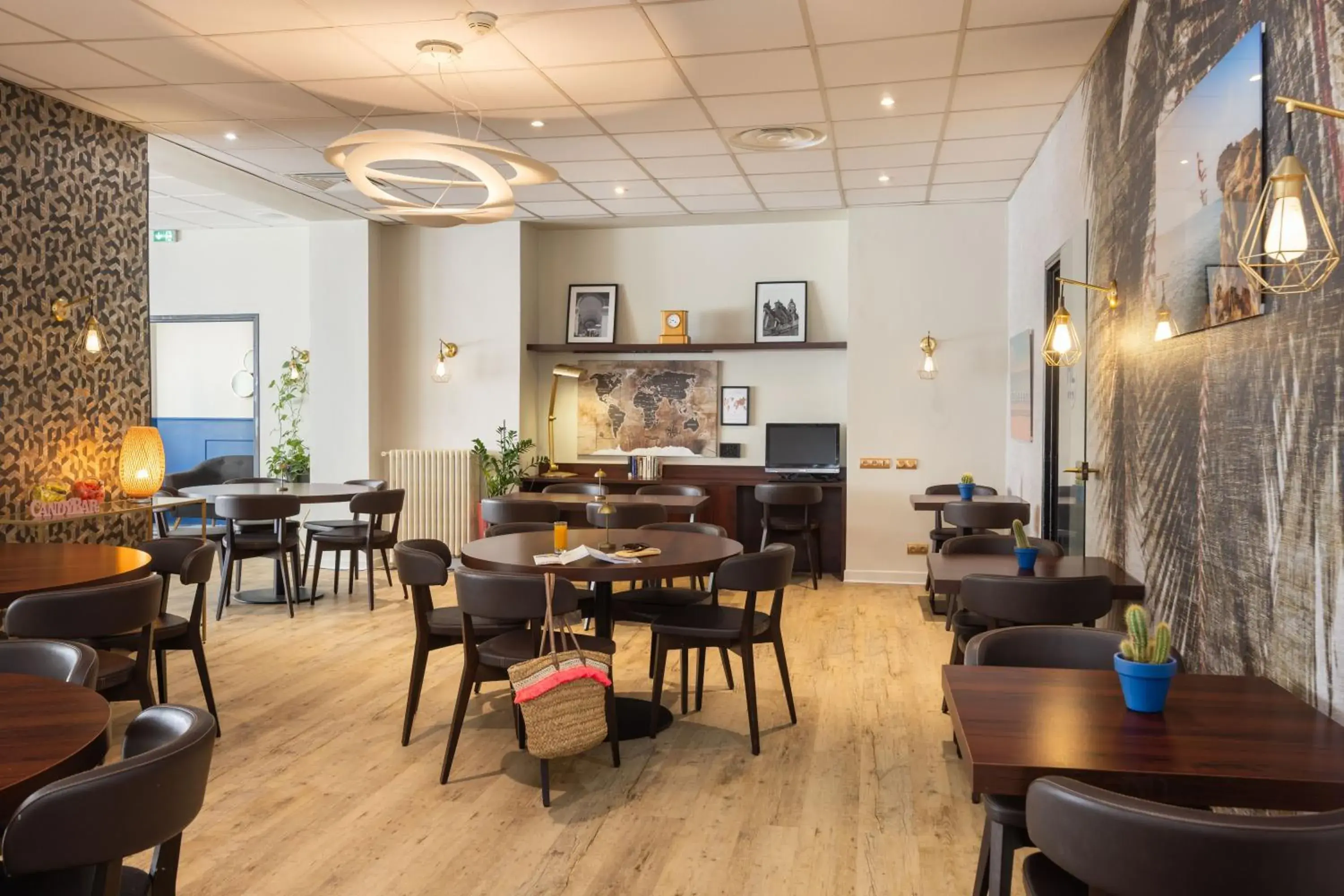 Restaurant/places to eat in Hôtel Locarno Nice Restaurant/places to eat in Hôtel Locarno Nice