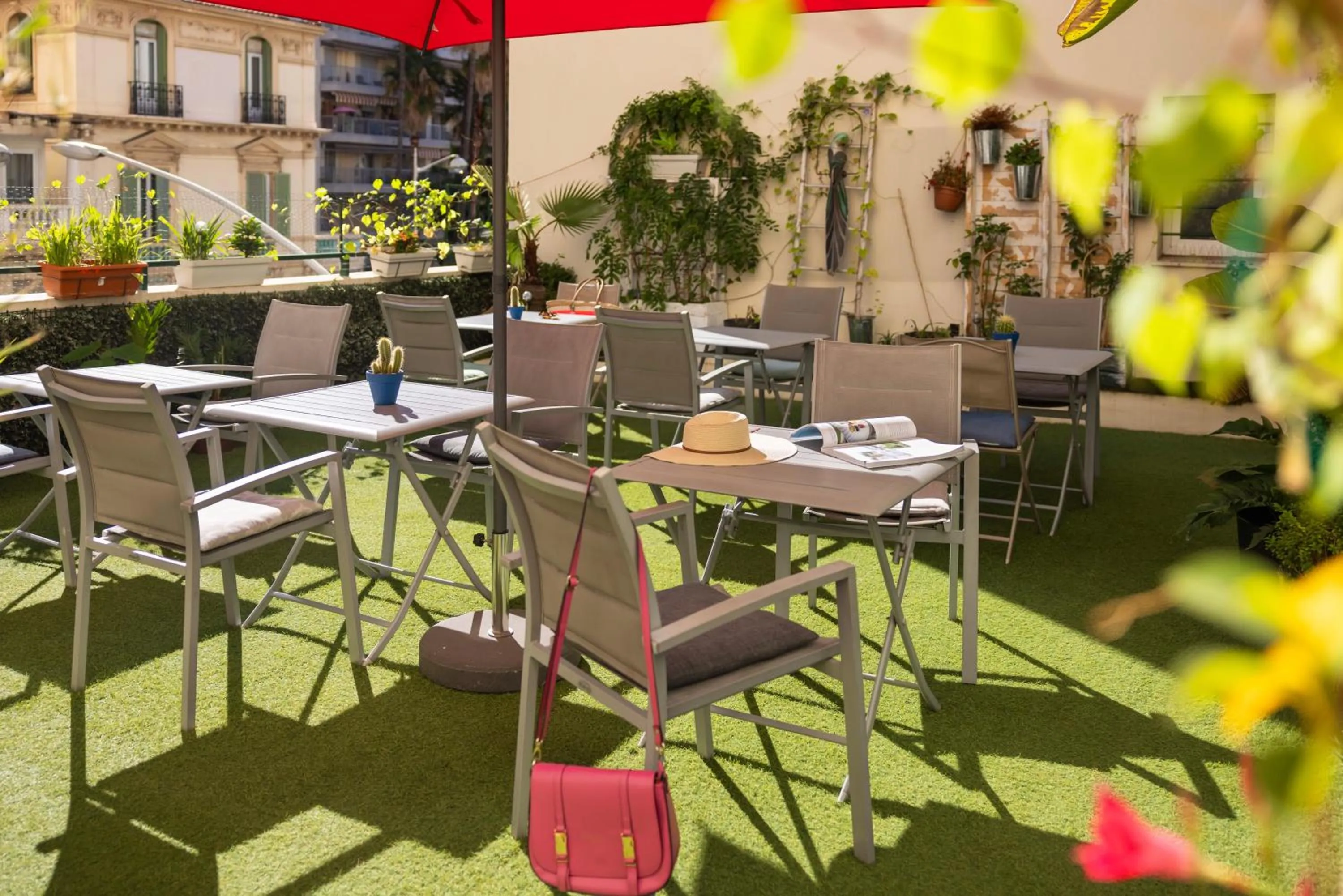 Patio in Hôtel Locarno Nice