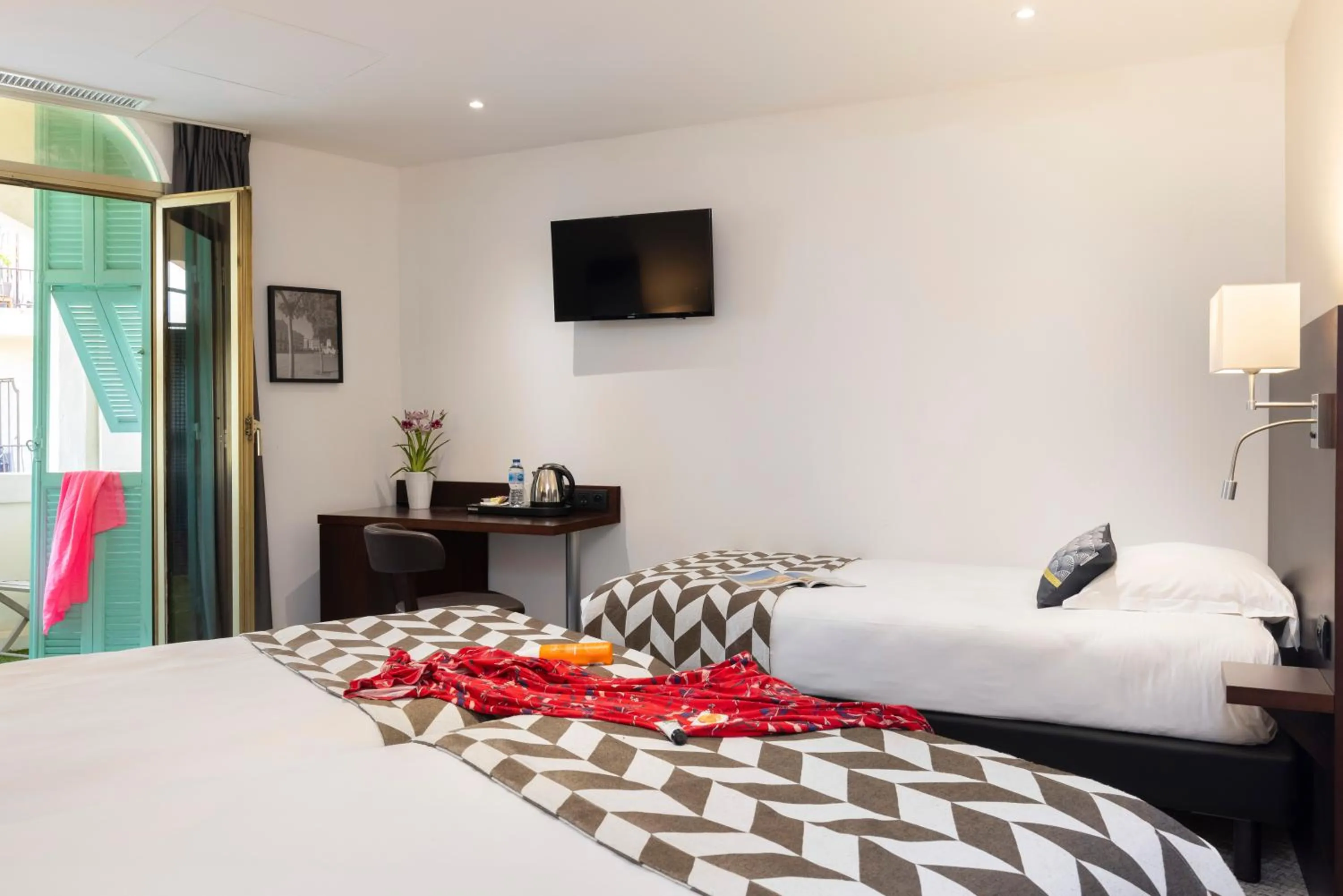 Bedroom, Bed in Hôtel Locarno Nice