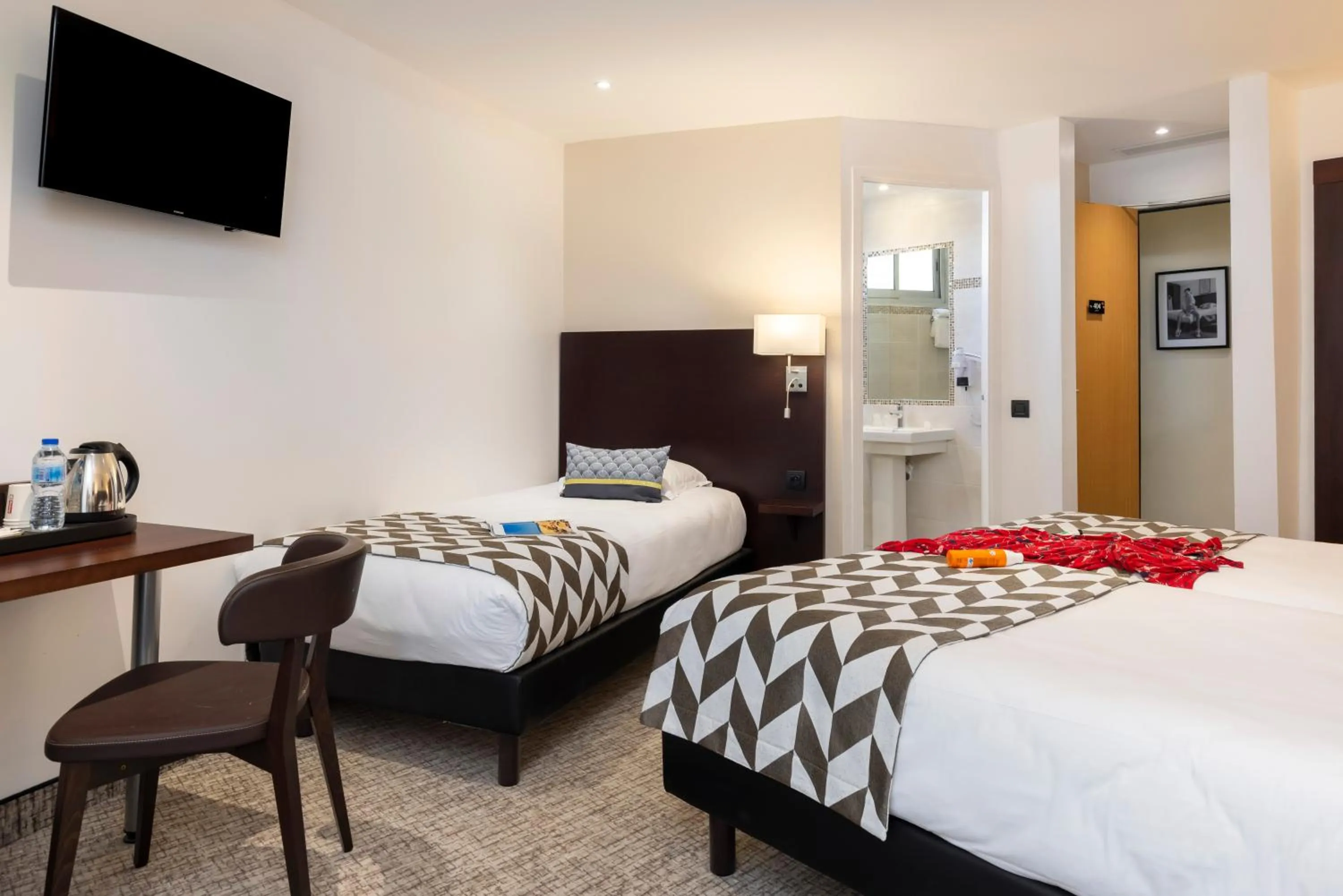 Bedroom, Bed in Hôtel Locarno Nice