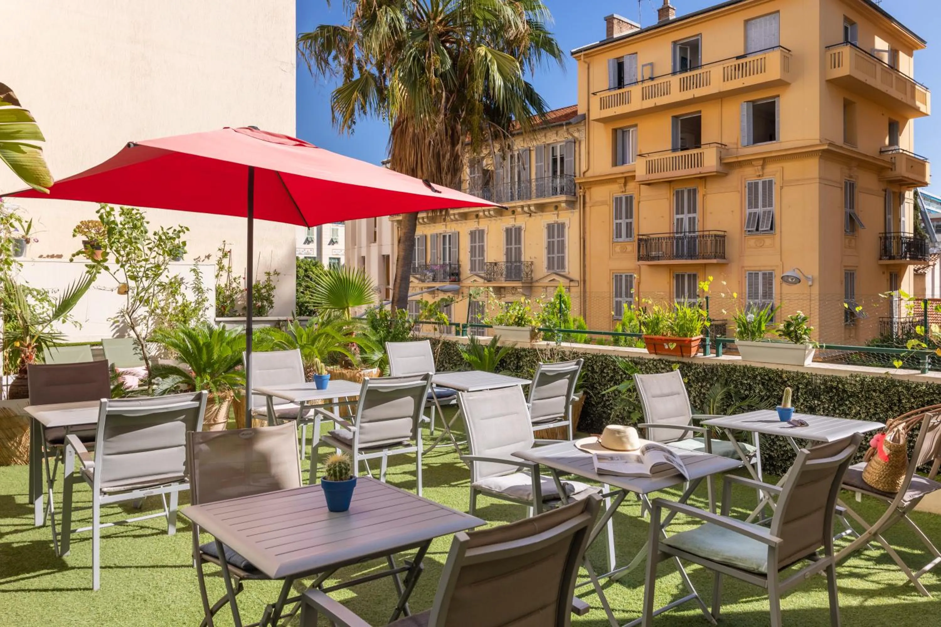 Patio in Hôtel Locarno Nice