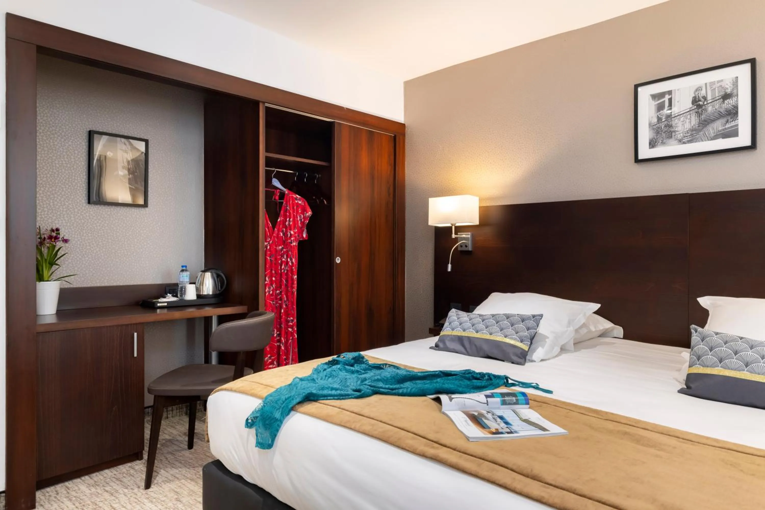 Bedroom, Bed in Hôtel Locarno Nice