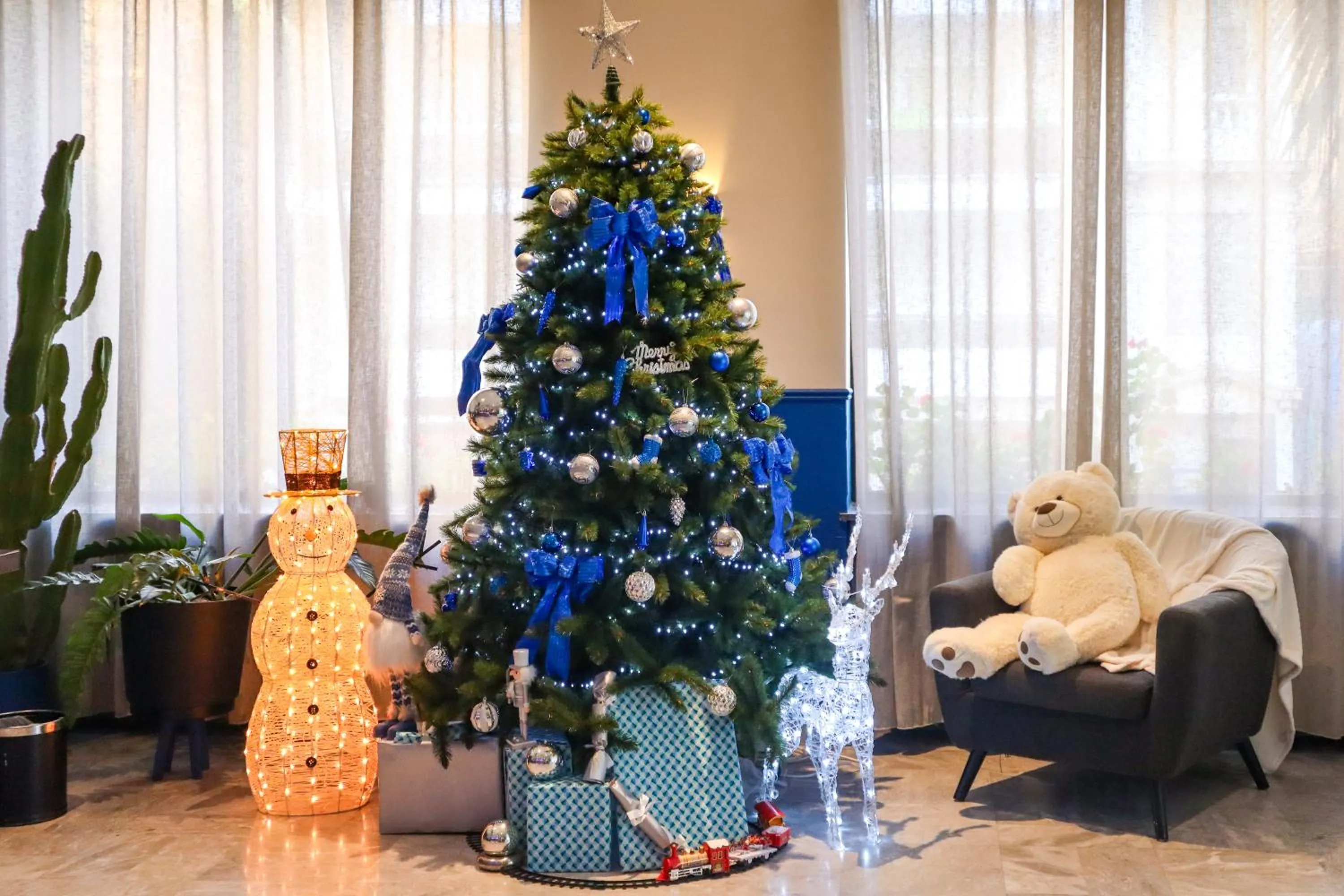 Living room in Hôtel Locarno Nice