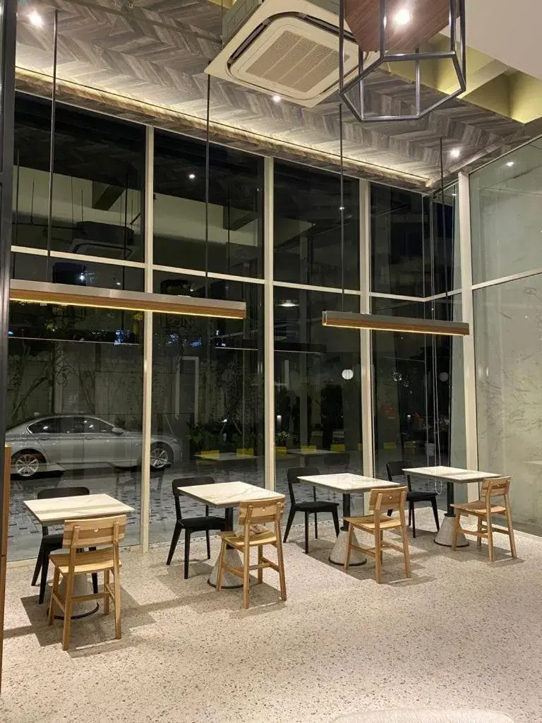 Restaurant/places to eat in Menteng Park Exclusive Emerald Restaurant/places to eat in Menteng Park Exclusive Emerald