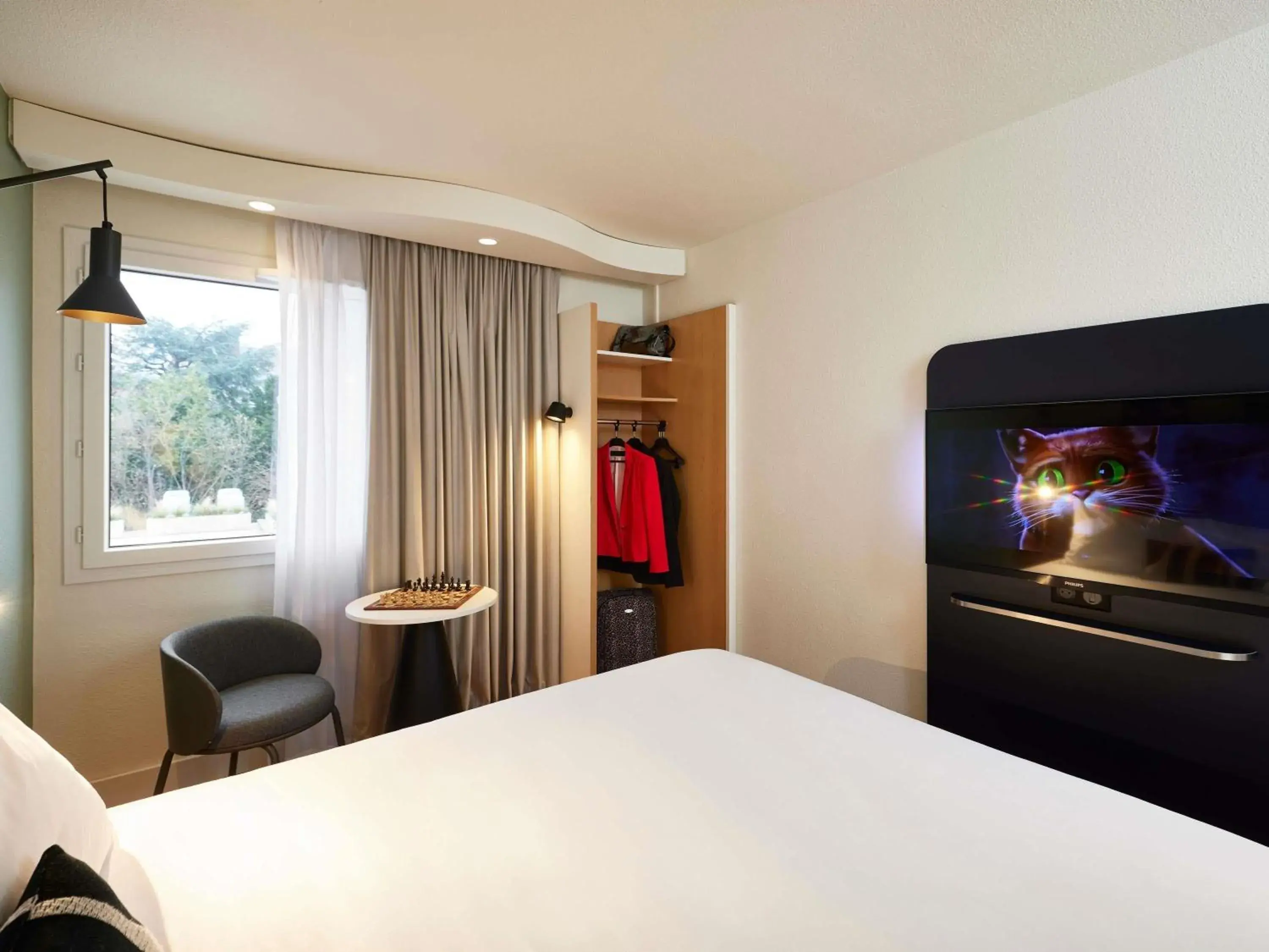 Bedroom, Bed in IBIS Port de plaisance Bedroom, Bed in IBIS Port de plaisance