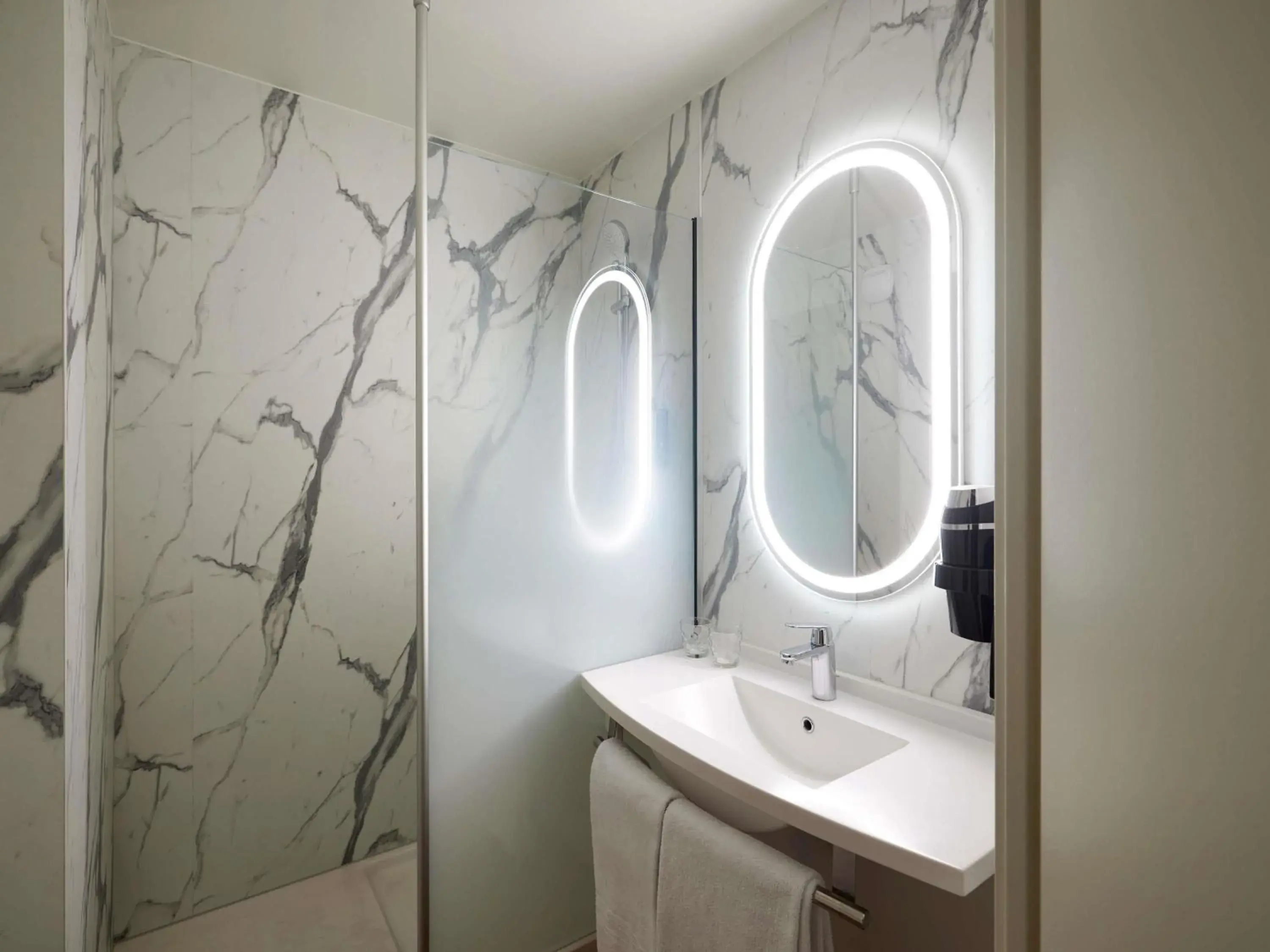 Bedroom in IBIS Port de plaisance Bedroom in IBIS Port de plaisance