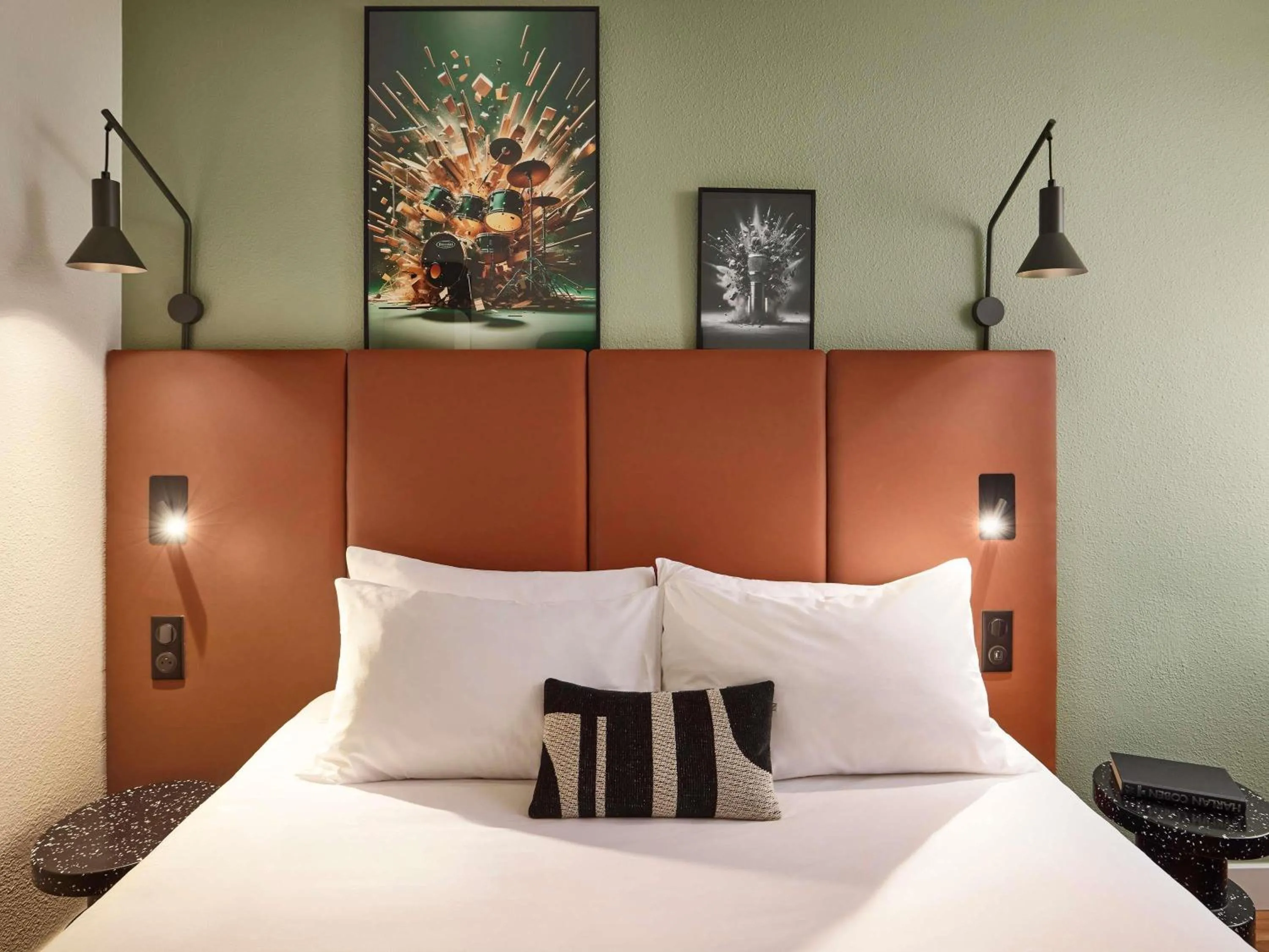 Bedroom, Bed in IBIS Port de plaisance