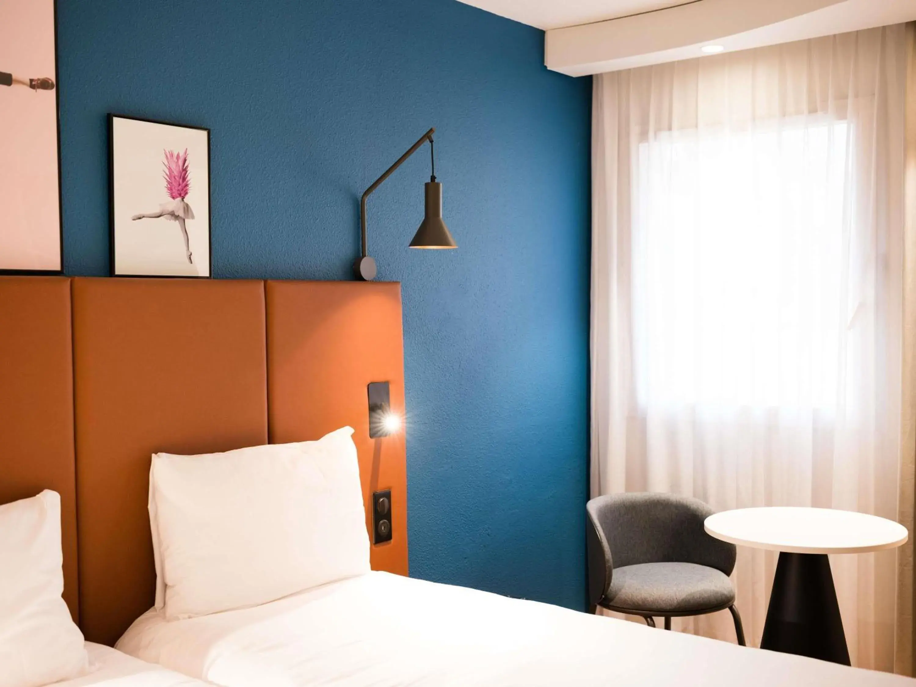 Bedroom, Bed in IBIS Port de plaisance Bedroom, Bed in IBIS Port de plaisance