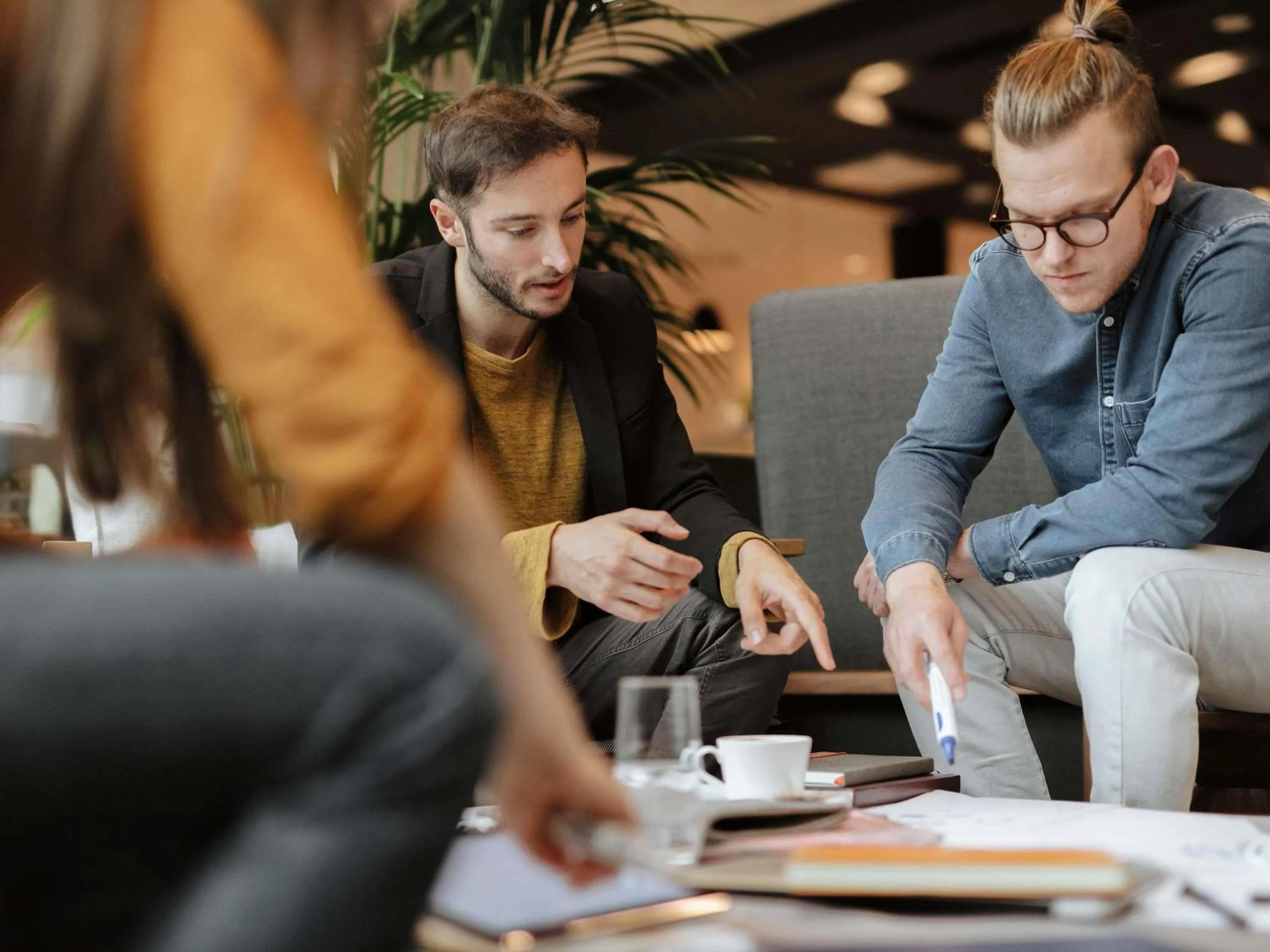 Lounge or bar in IBIS Port de plaisance