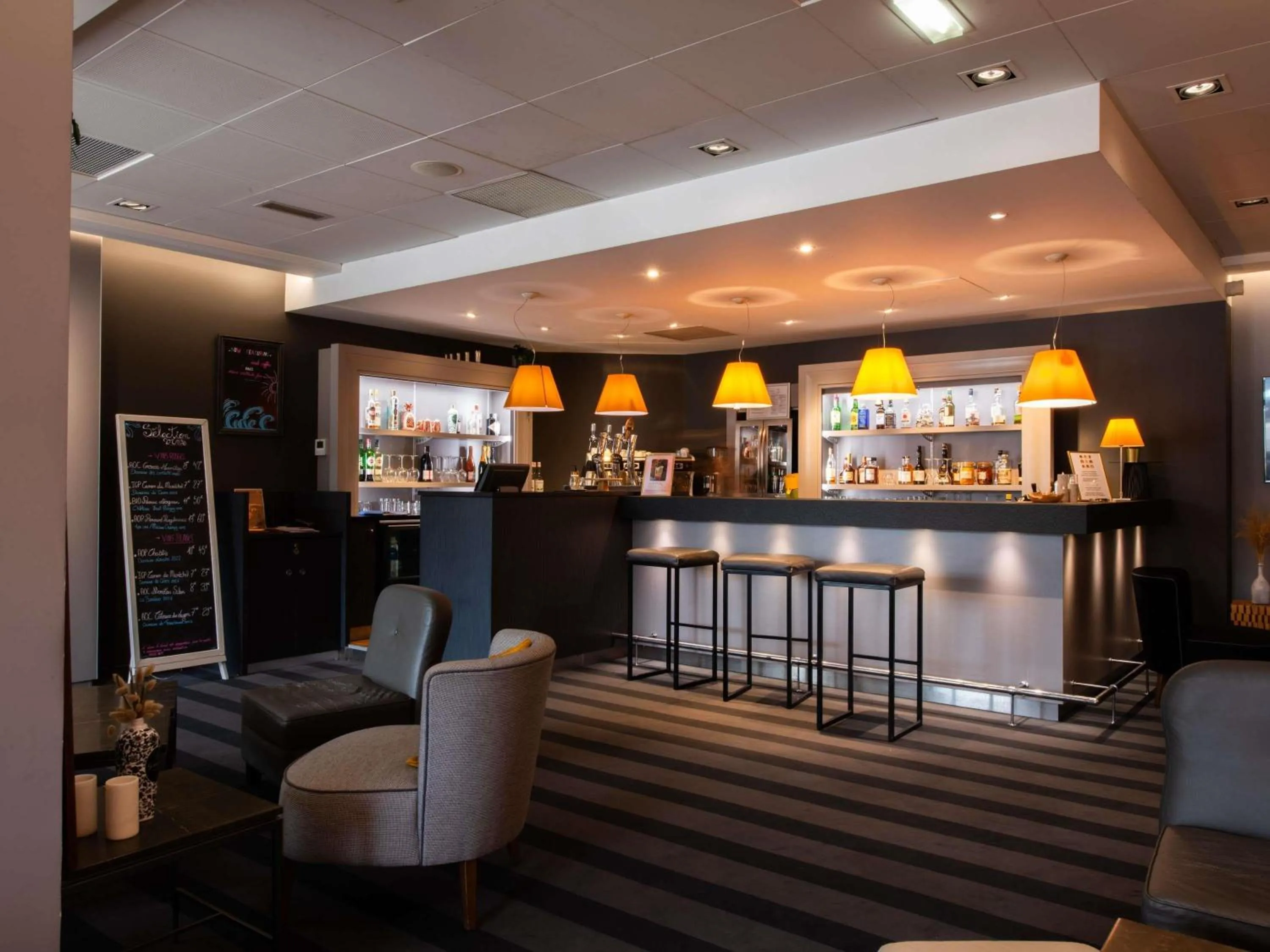 Lounge or bar in IBIS Port de plaisance