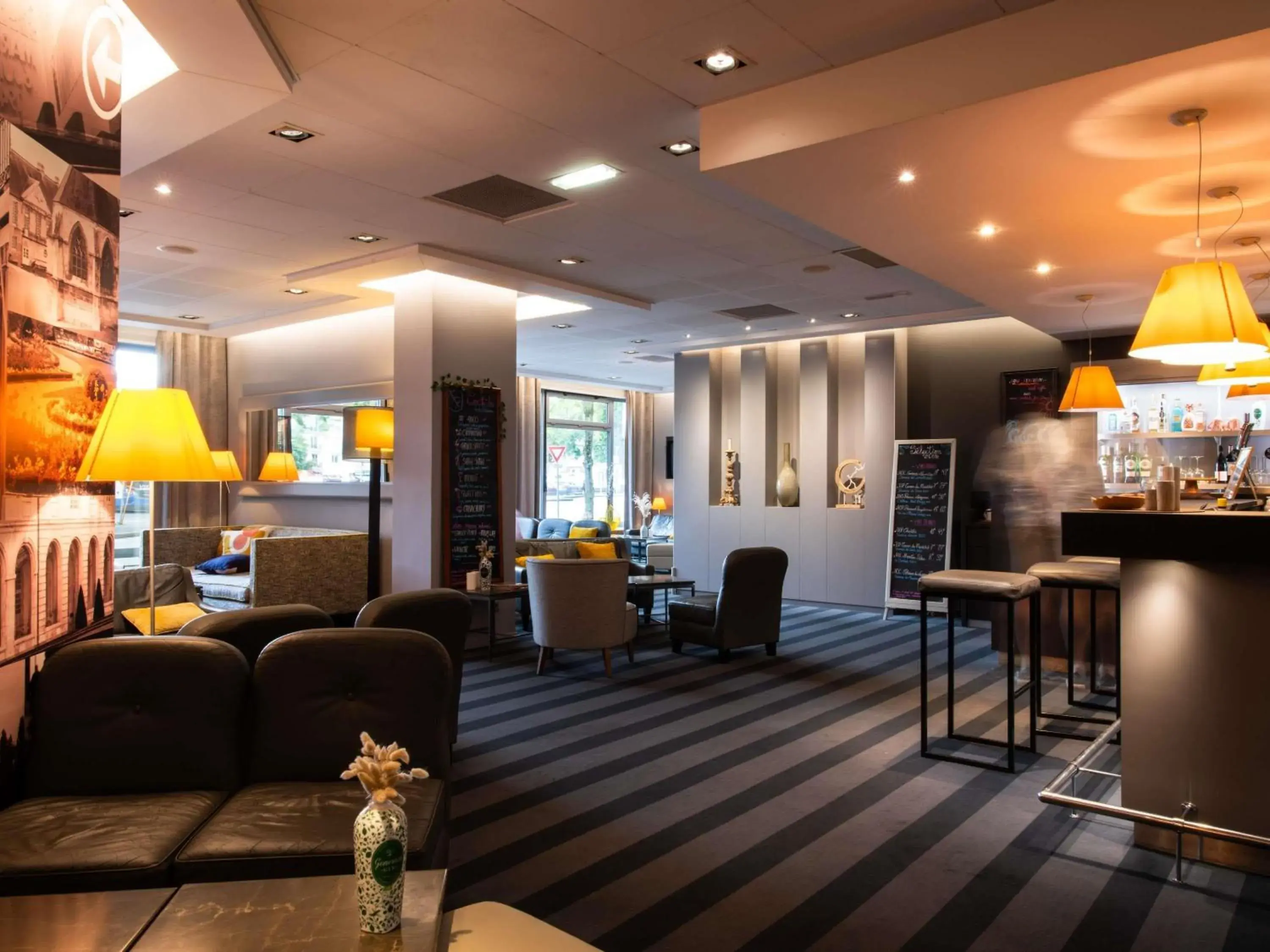 Lounge or bar in IBIS Port de plaisance Lounge or bar in IBIS Port de plaisance