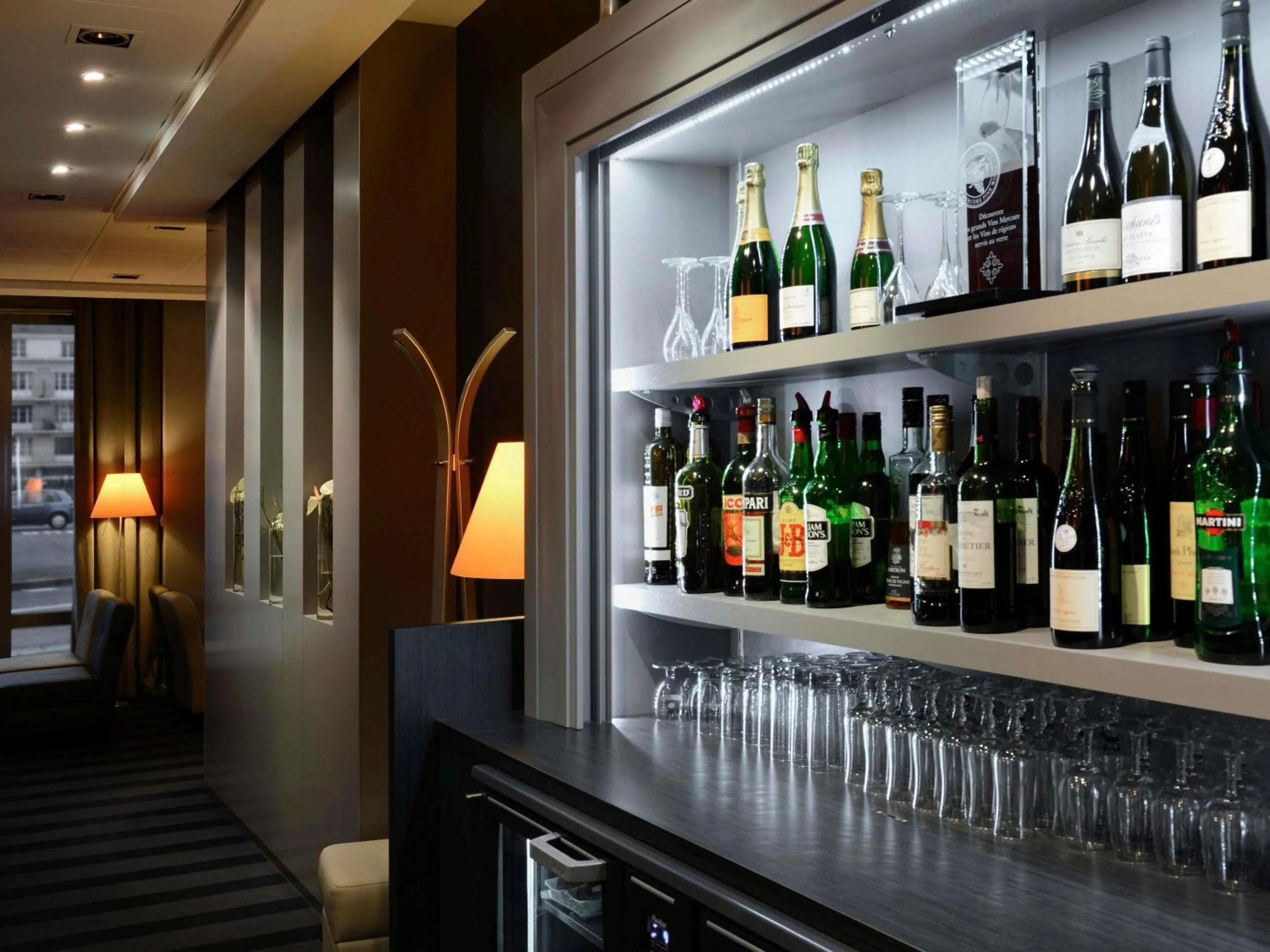 Lounge or bar in IBIS Port de plaisance