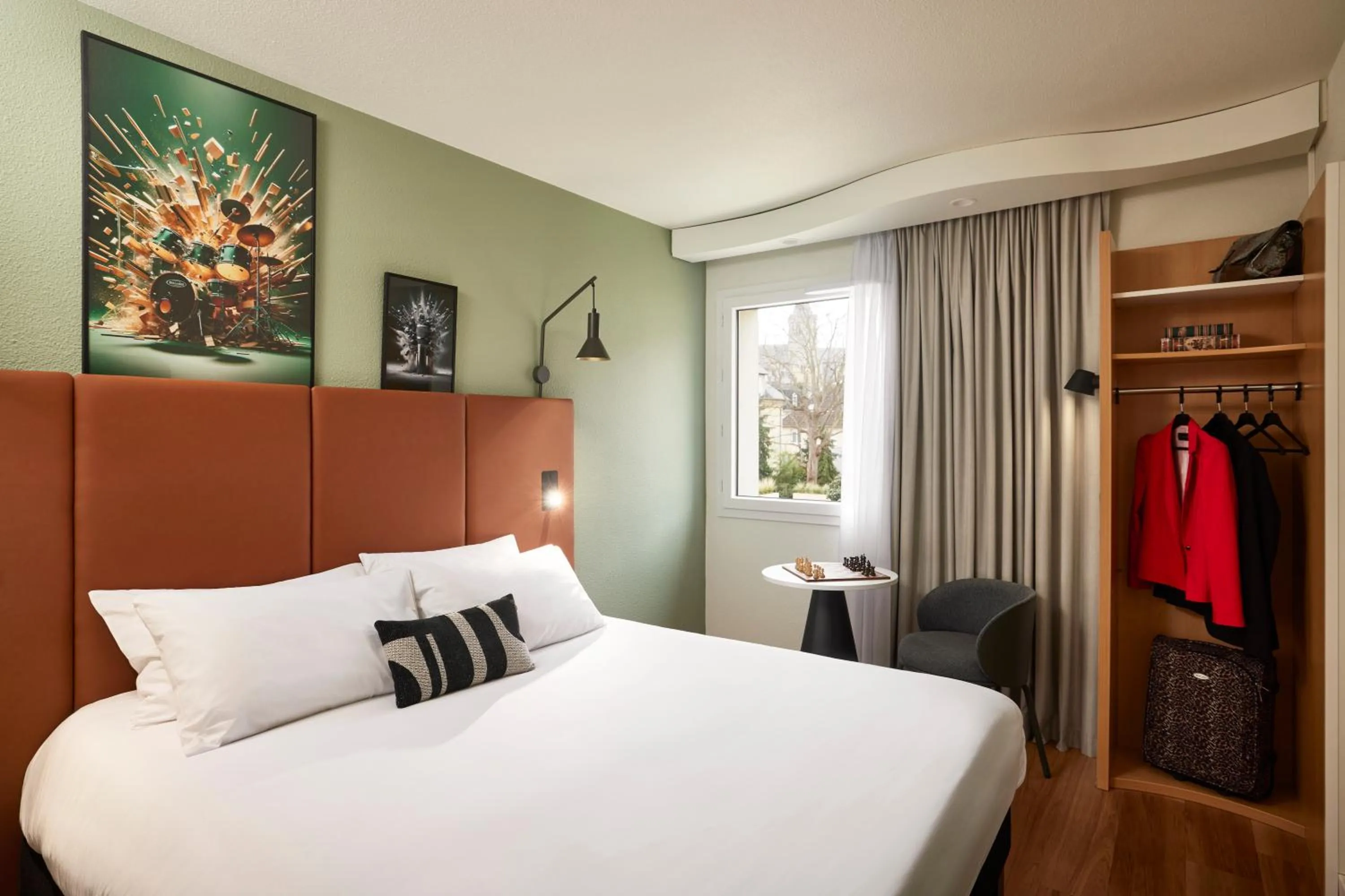 Bedroom, Bed in IBIS Port de plaisance