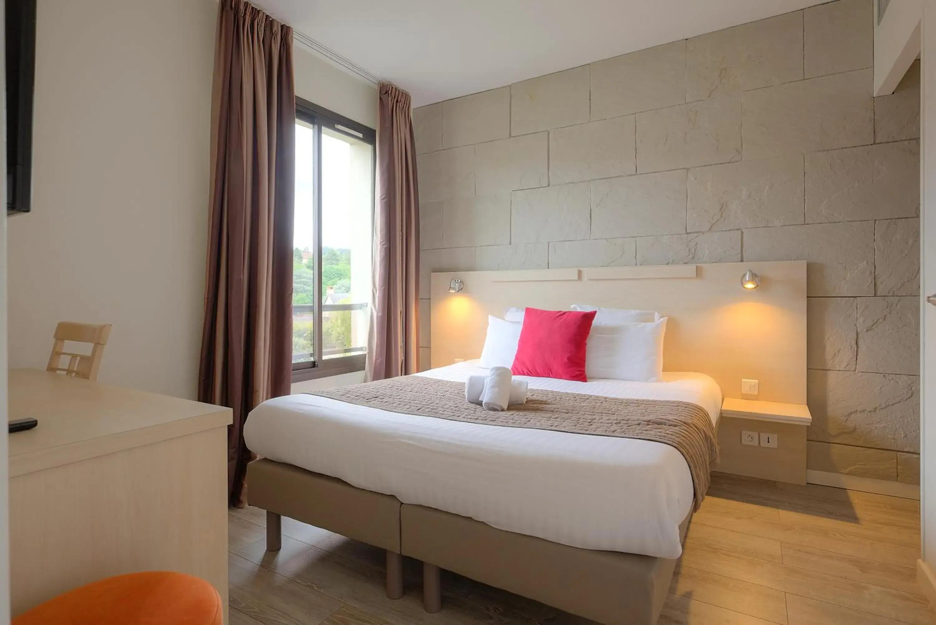 Bedroom, Bed in Au Grand Hôtel de Sarlat - Pavillon de SELVES Bedroom, Bed in Au Grand Hôtel de Sarlat - Pavillon de SELVES