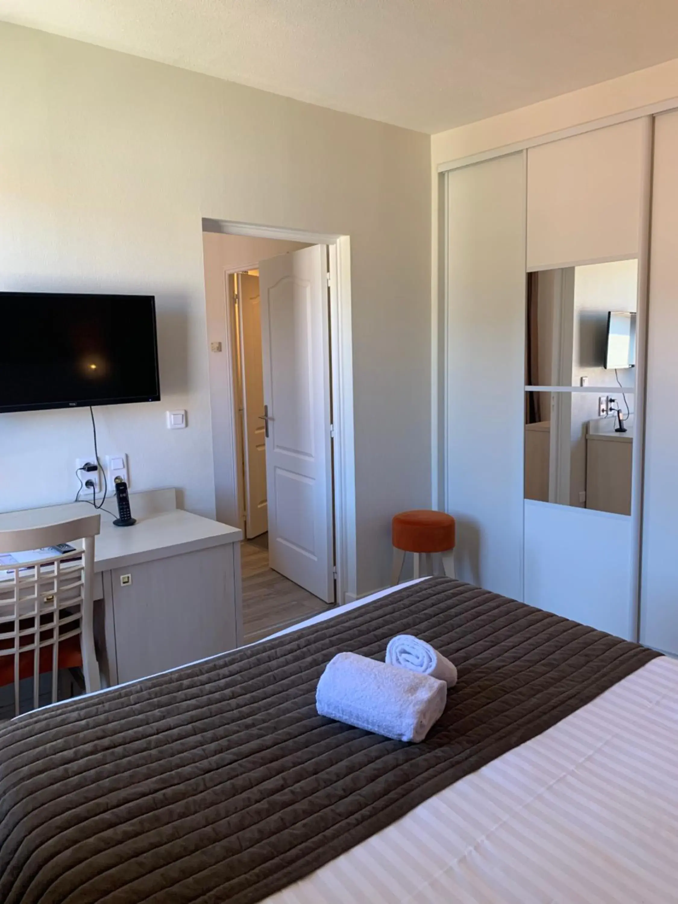 Bedroom, Bed in Au Grand Hôtel de Sarlat - Pavillon de SELVES Bedroom, Bed in Au Grand Hôtel de Sarlat - Pavillon de SELVES