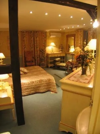 Photo of the whole room, Bed in La Roseraie Biebler