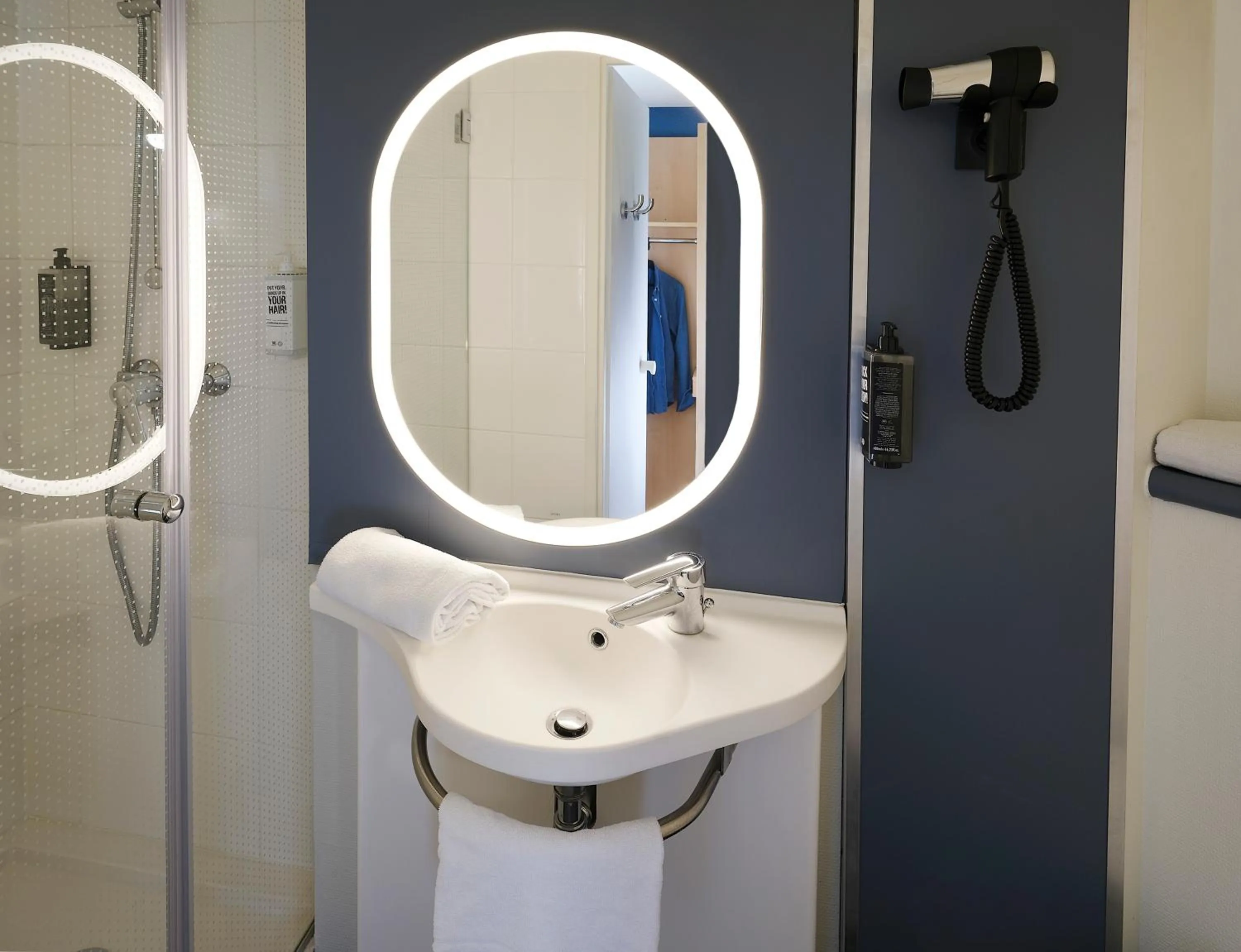 Bathroom in ibis Toulouse Pont Jumeaux