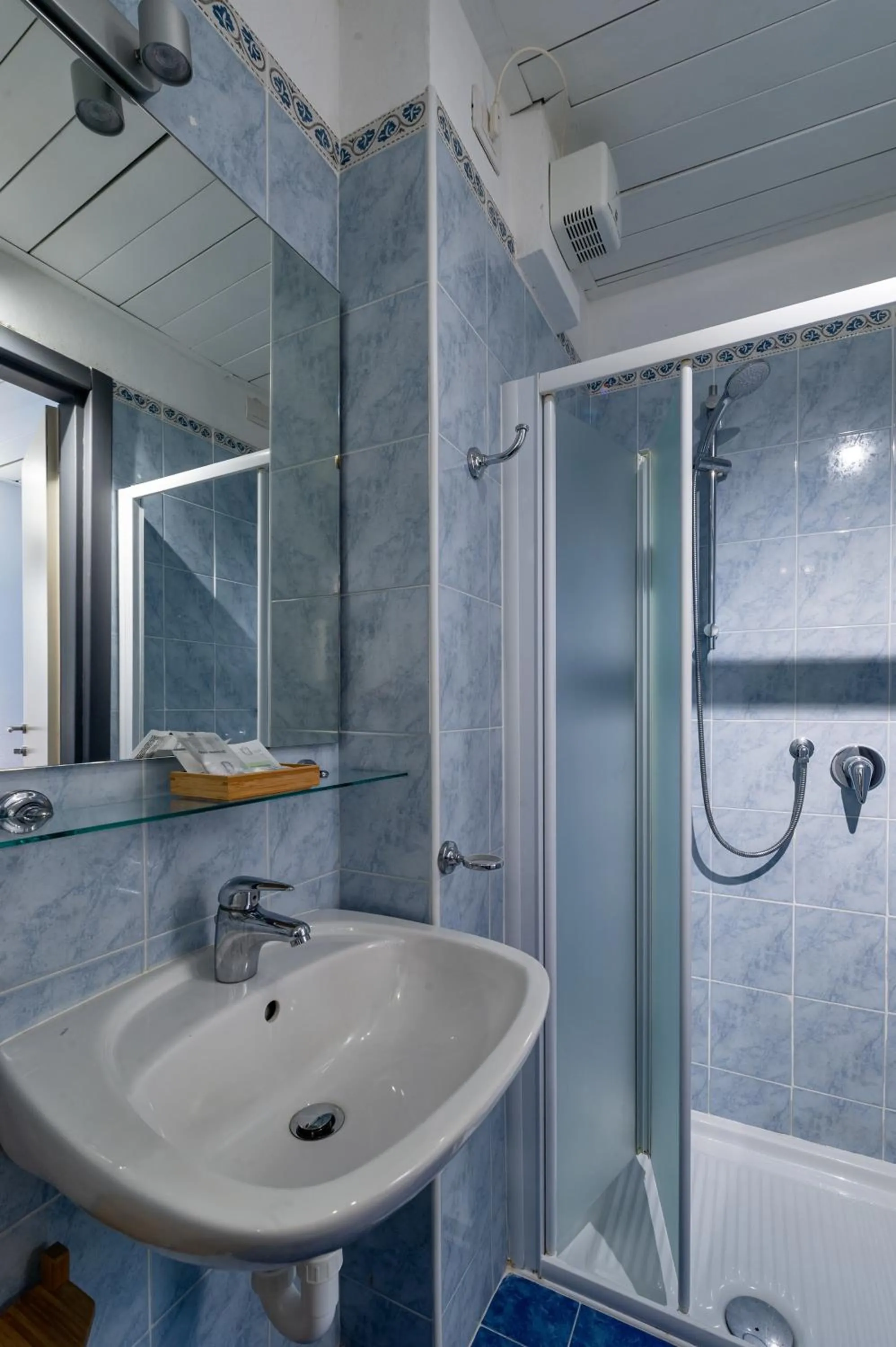 Shower in Hotel dei Gonzaga, MantegnaHotels