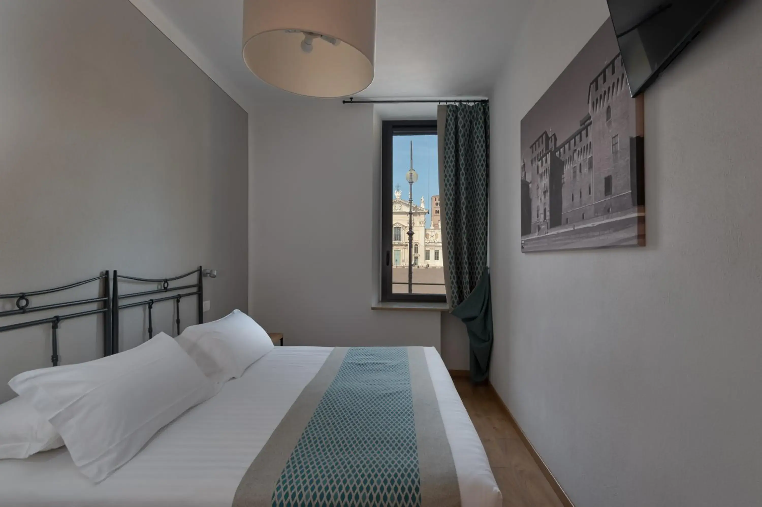Triple Room with City View in Hotel dei Gonzaga, MantegnaHotels Triple Room with City View in Hotel dei Gonzaga, MantegnaHotels