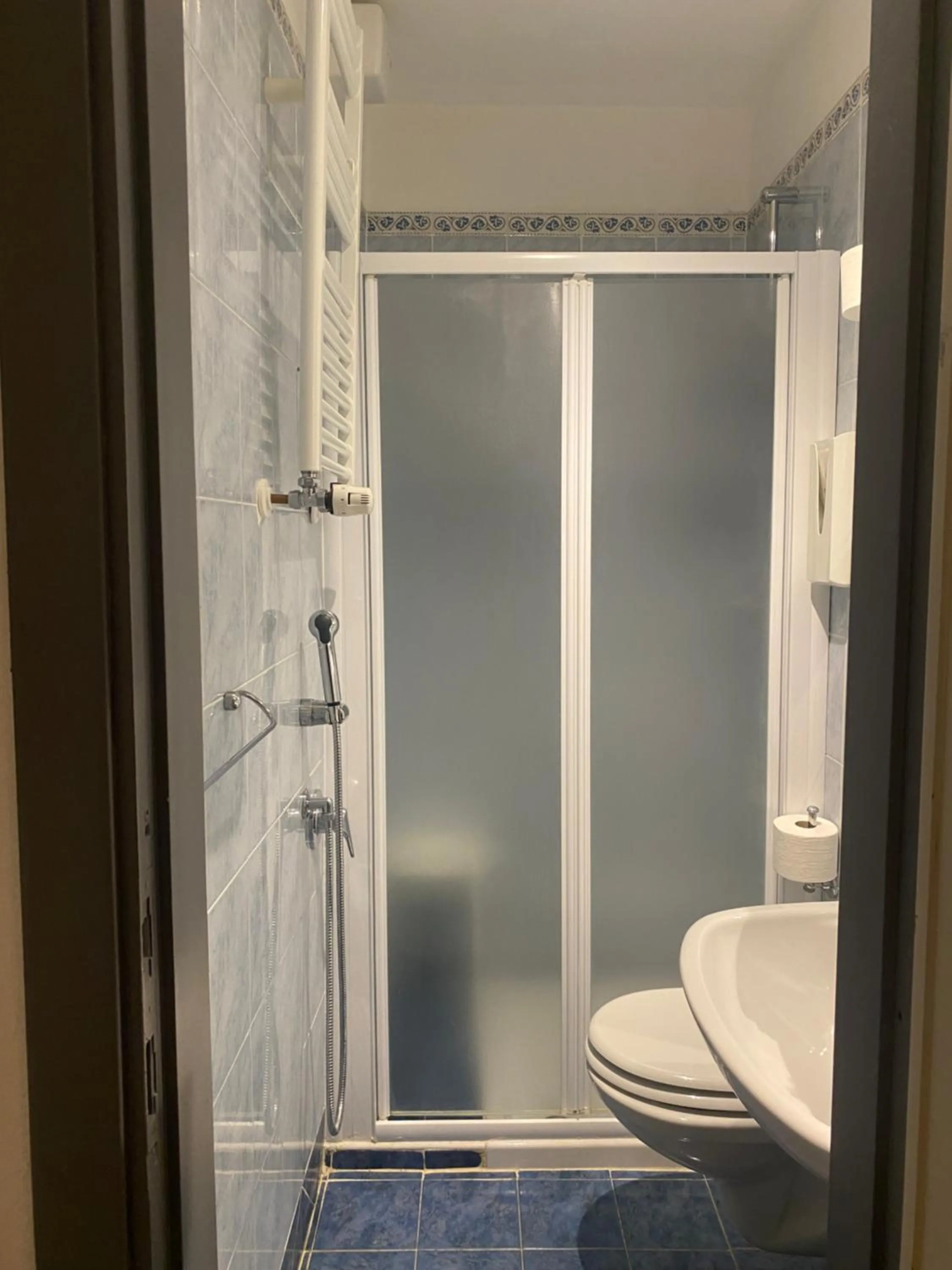 Shower in Hotel dei Gonzaga, MantegnaHotels