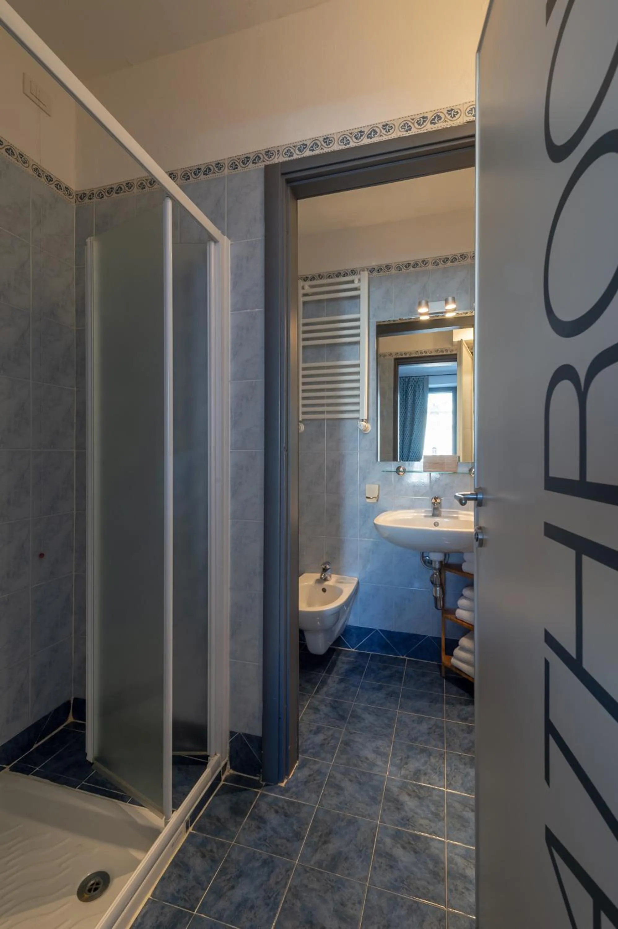 Shower, Bed in Hotel dei Gonzaga, MantegnaHotels