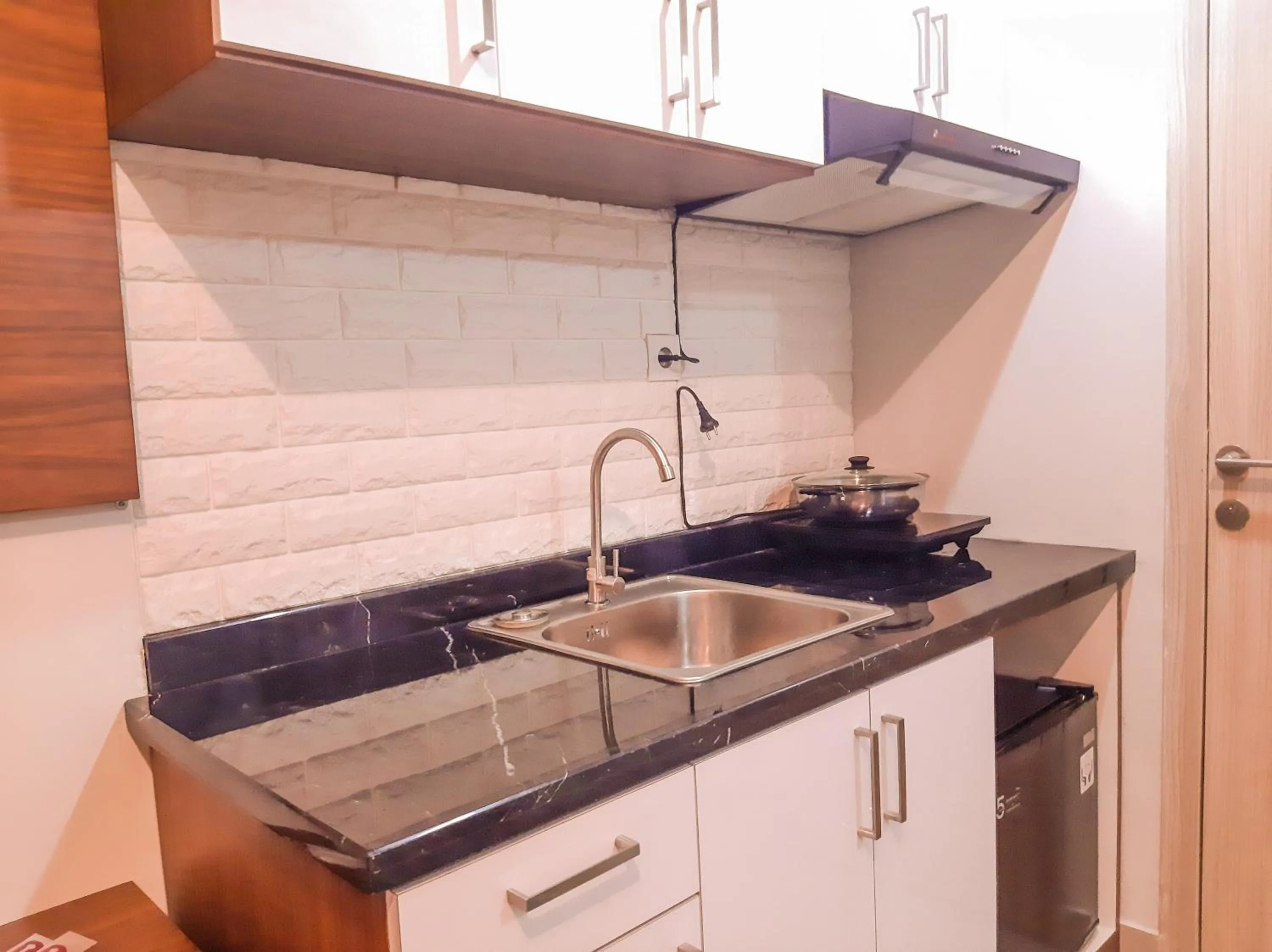 Kitchen or kitchenette in Apartemen Taman Melati Sinduadi By NGINAP