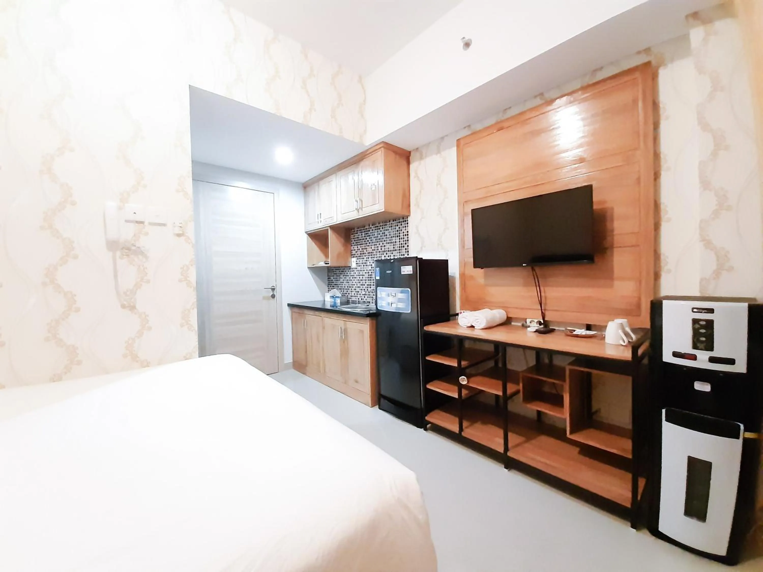 TV and multimedia, Bed in Apartemen Taman Melati Sinduadi By NGINAP