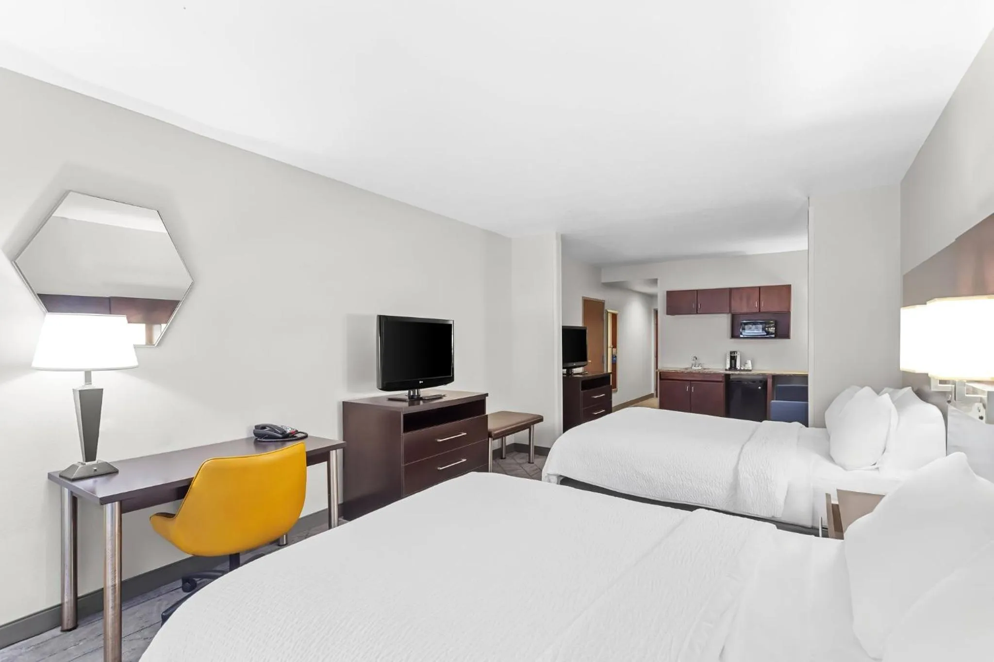 Photo of the whole room, Bed in Holiday Inn Express & Suites Cross Lanes by IHG