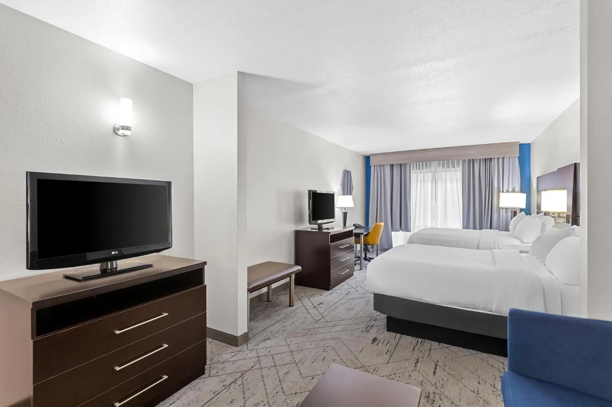 Photo of the whole room, Bed in Holiday Inn Express & Suites Cross Lanes by IHG