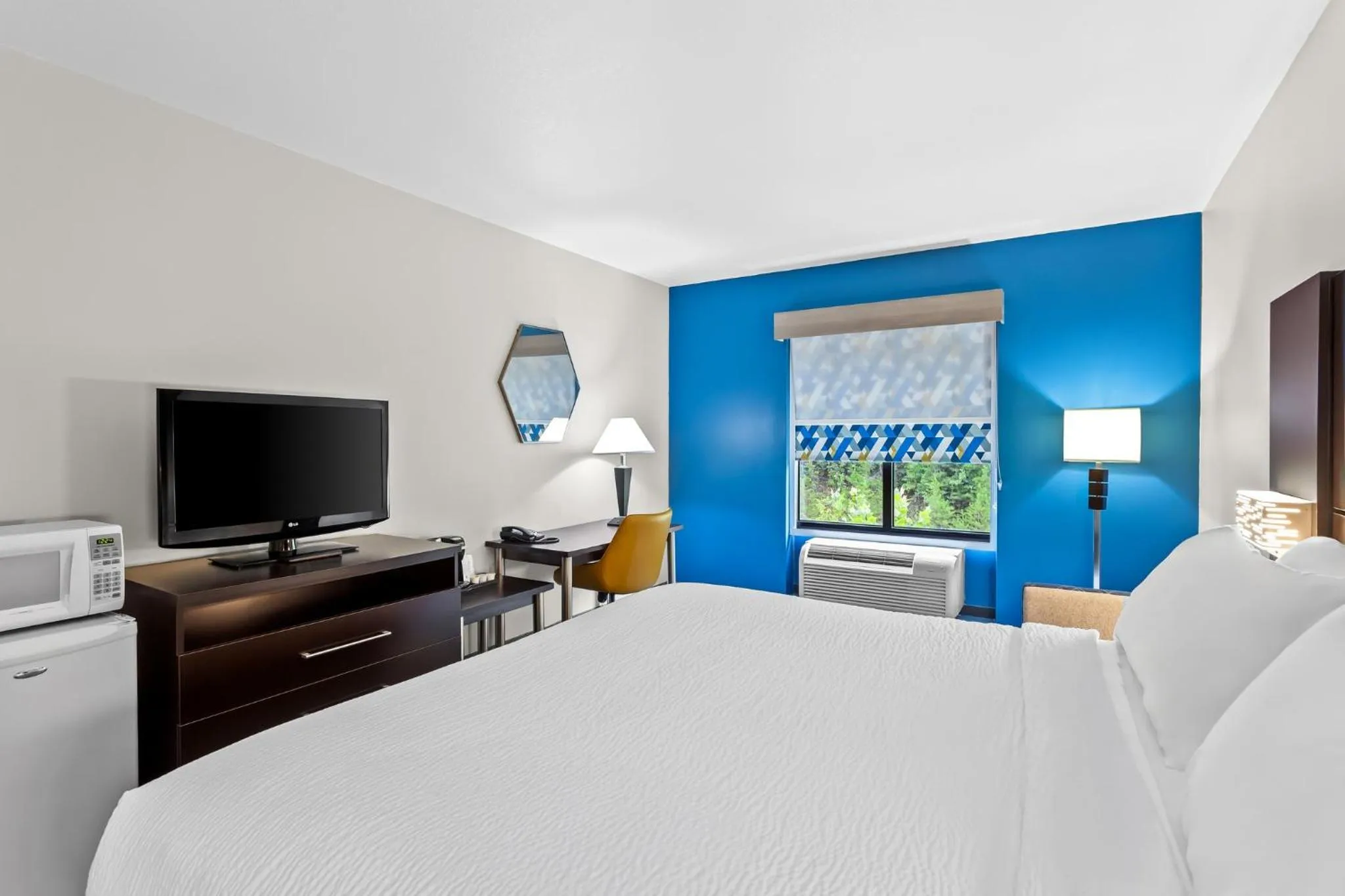 Photo of the whole room, Bed in Holiday Inn Express & Suites Cross Lanes by IHG