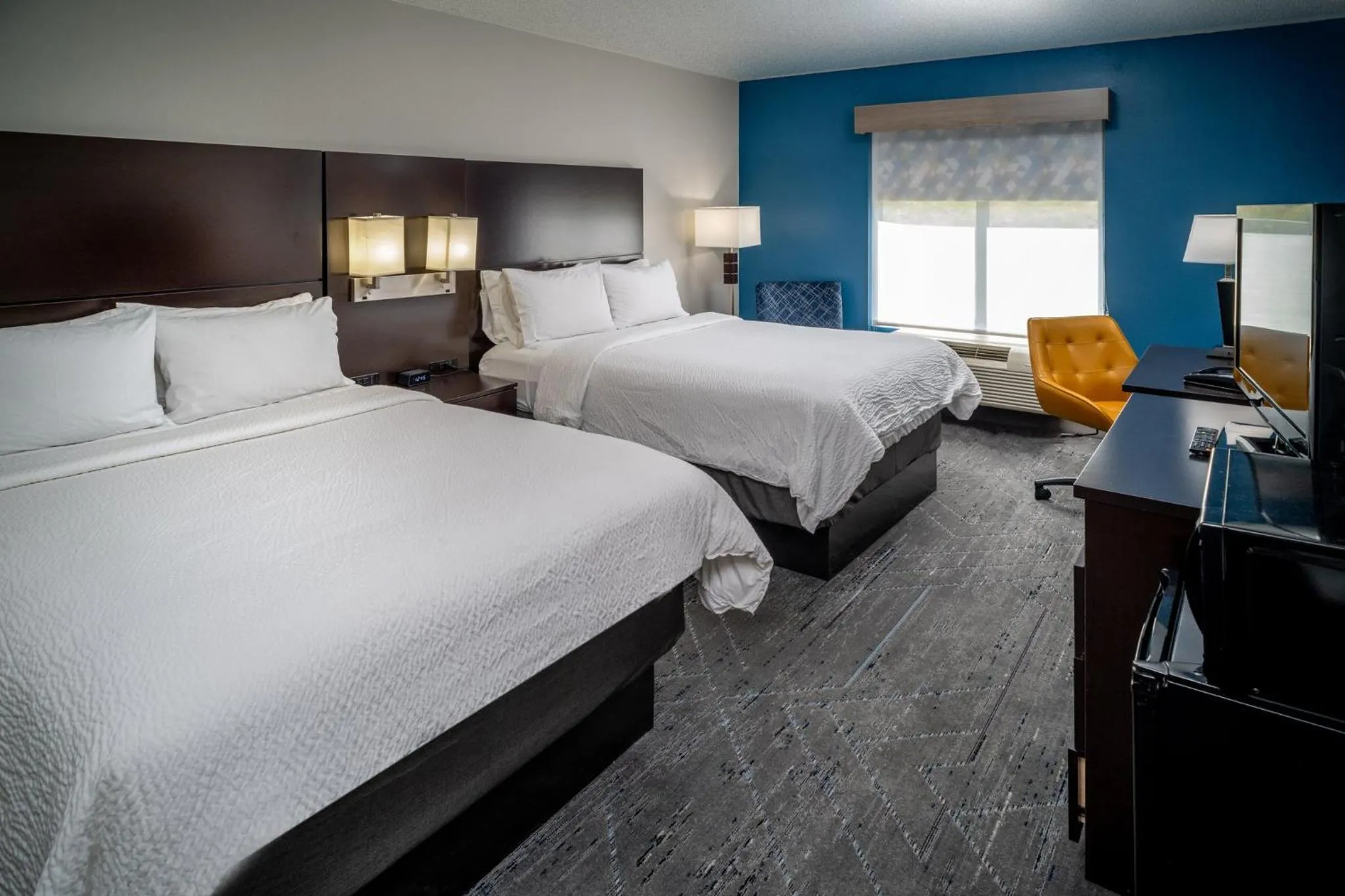 Photo of the whole room, Bed in Holiday Inn Express & Suites Cross Lanes by IHG