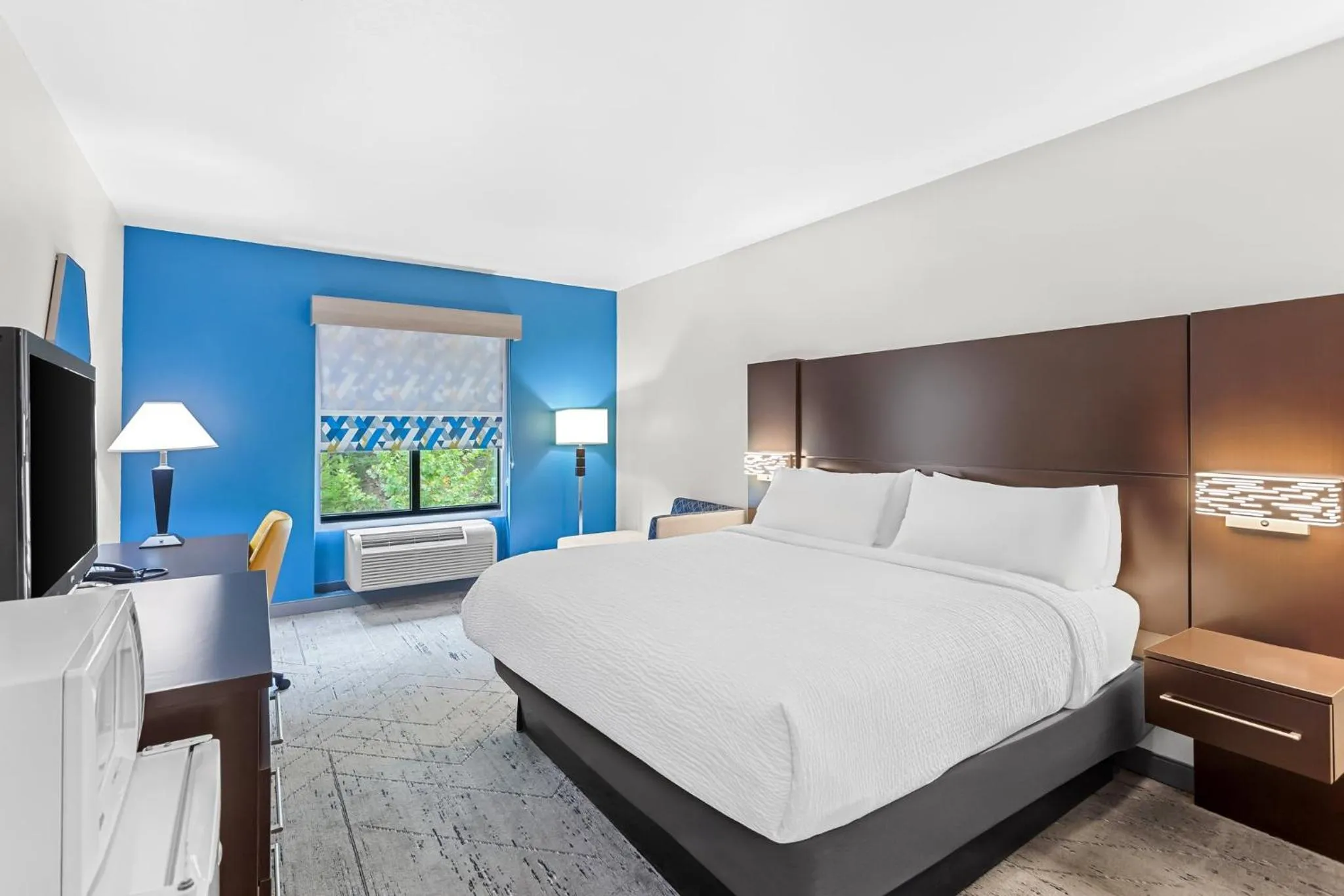 Photo of the whole room, Bed in Holiday Inn Express & Suites Cross Lanes by IHG