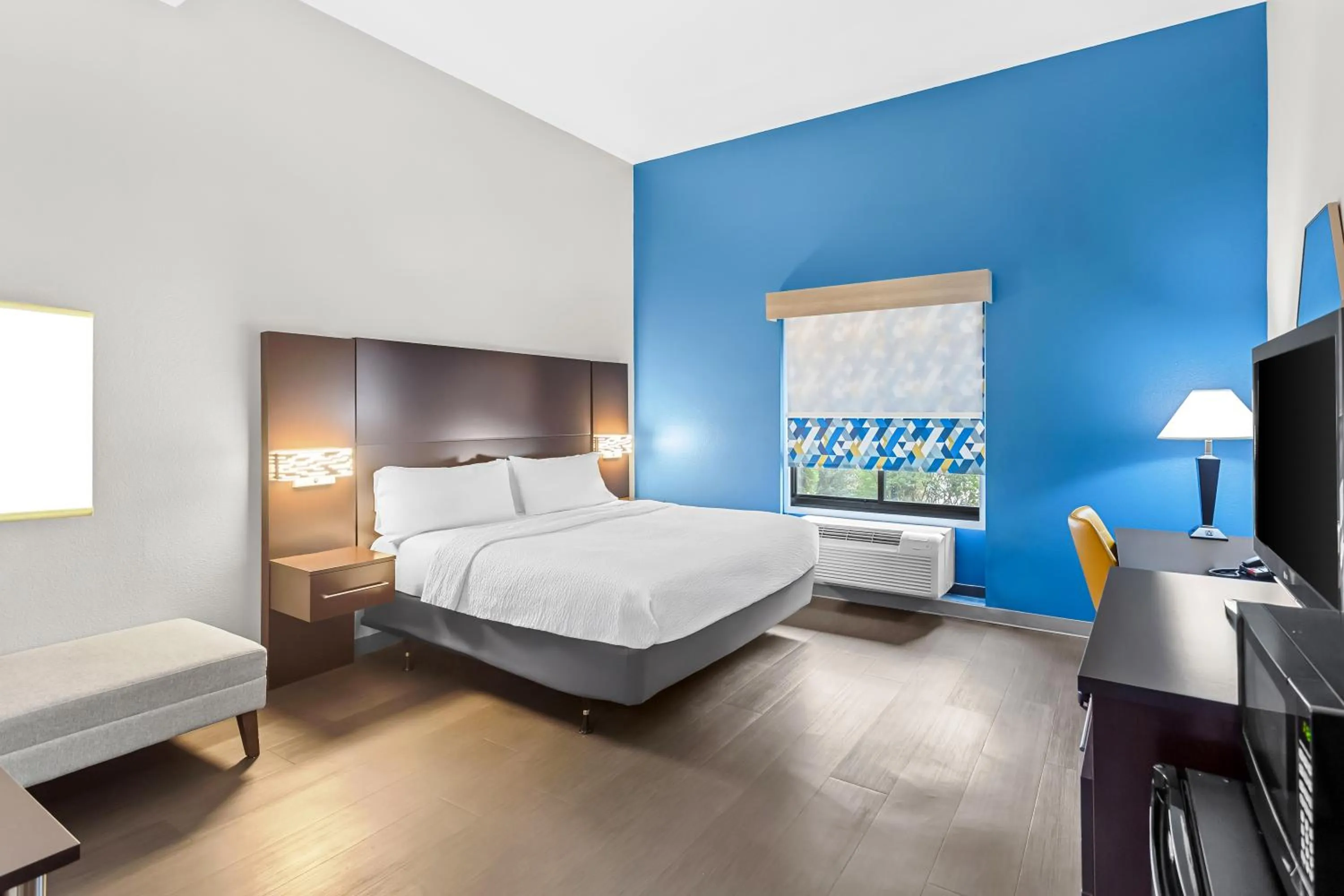 Bedroom, Bed in Holiday Inn Express & Suites Cross Lanes by IHG