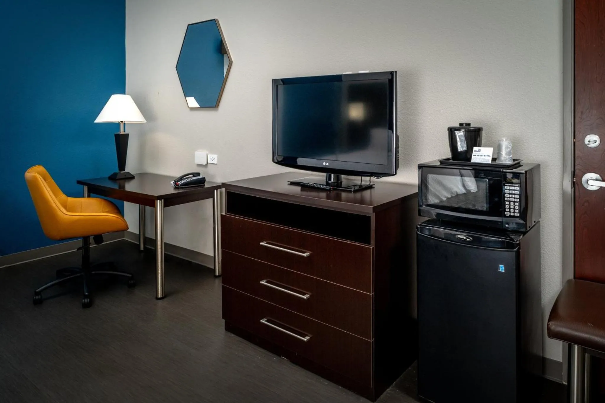 Photo of the whole room in Holiday Inn Express & Suites Cross Lanes by IHG