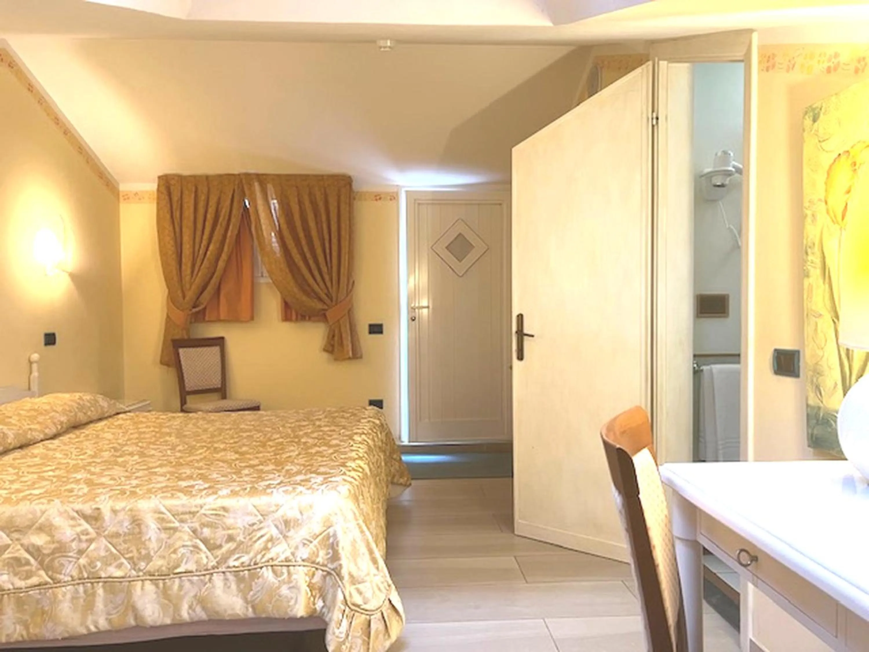 View (from property/room), Bed in Hotel Kyrton