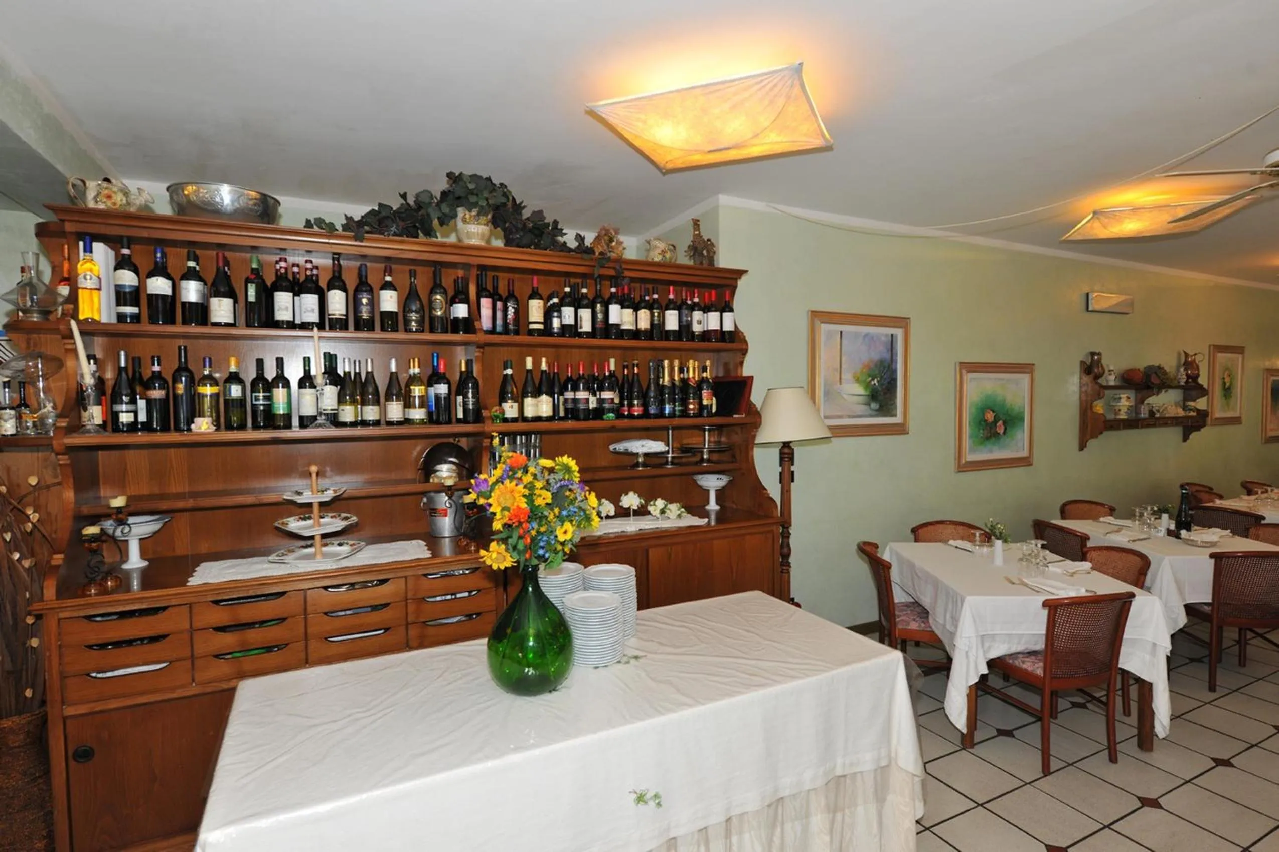 Restaurant/places to eat in Hotel Kyrton