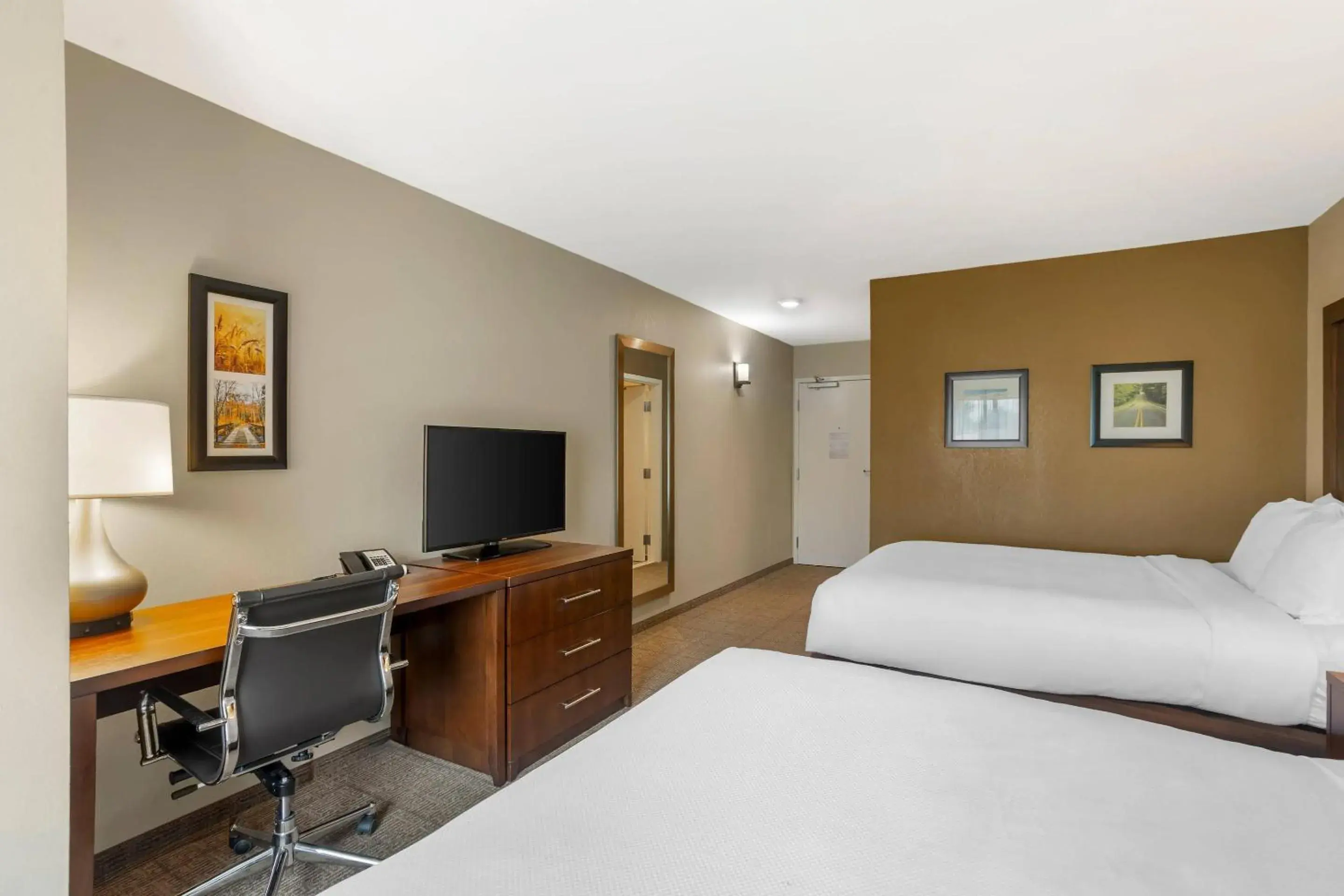 Bedroom, Bed in Comfort Inn & Suites Gap Amish Country Bedroom, Bed in Comfort Inn & Suites Gap Amish Country