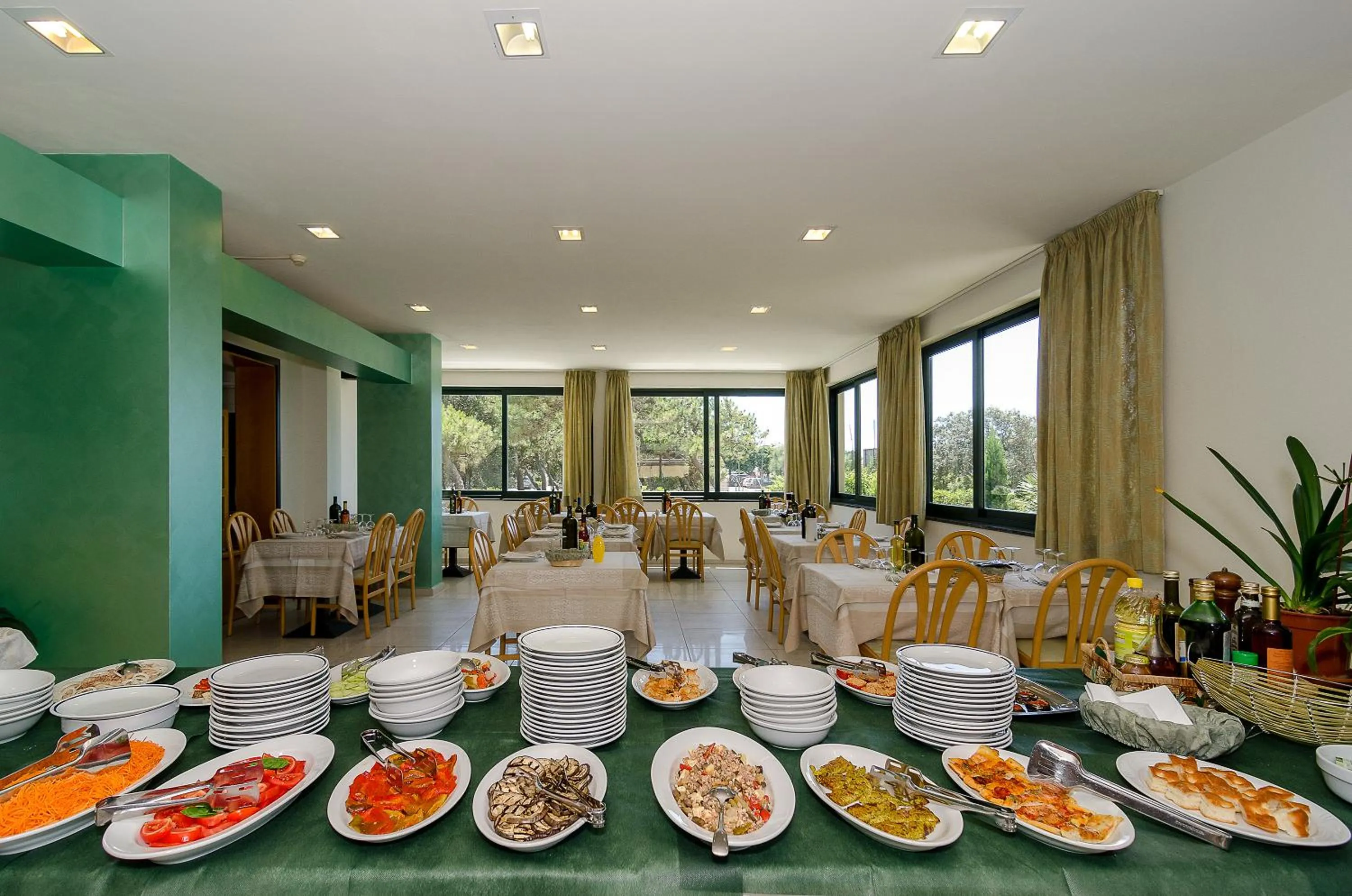 Restaurant/places to eat in Hotel Paris