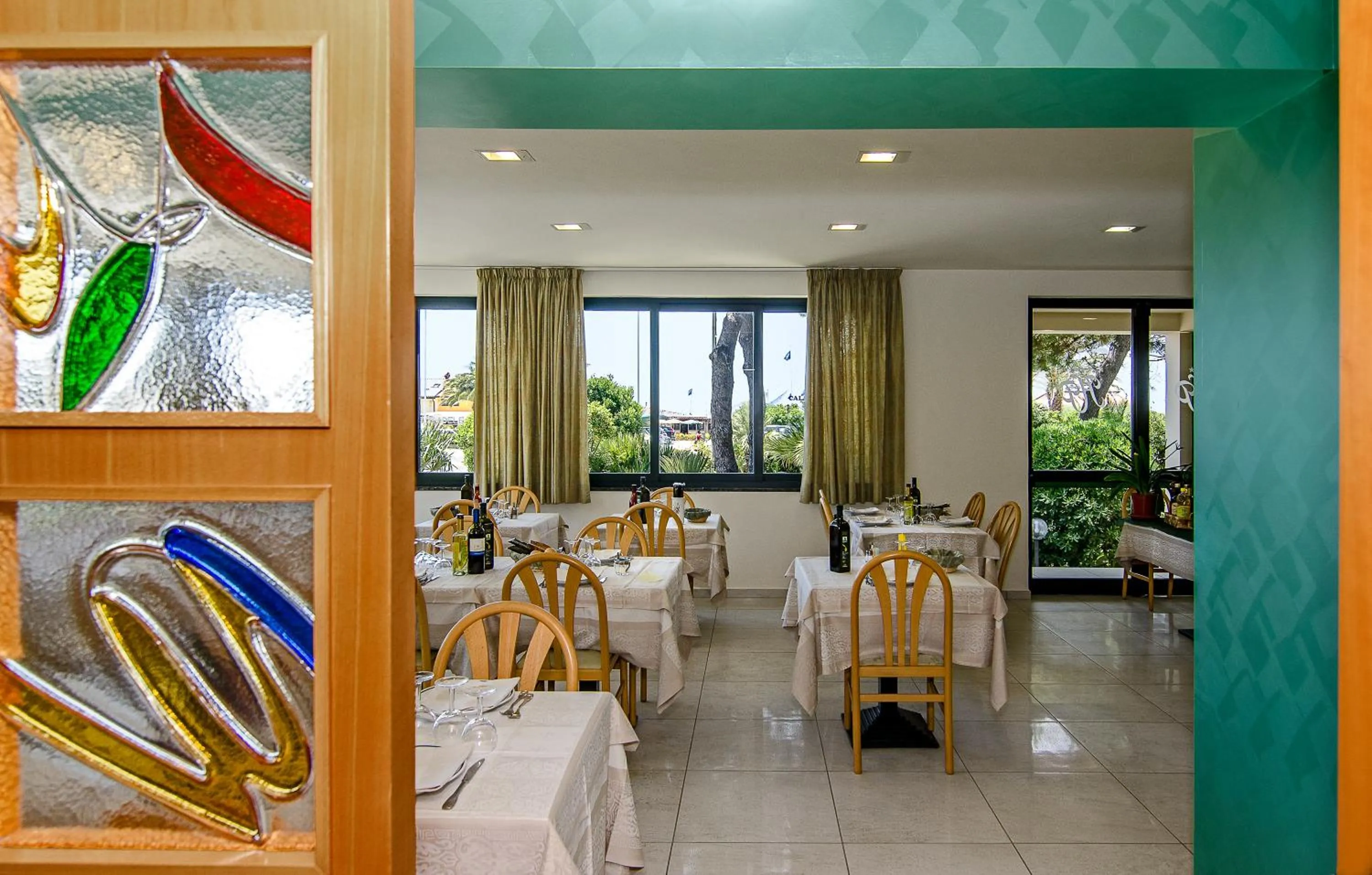 Restaurant/places to eat in Hotel Paris