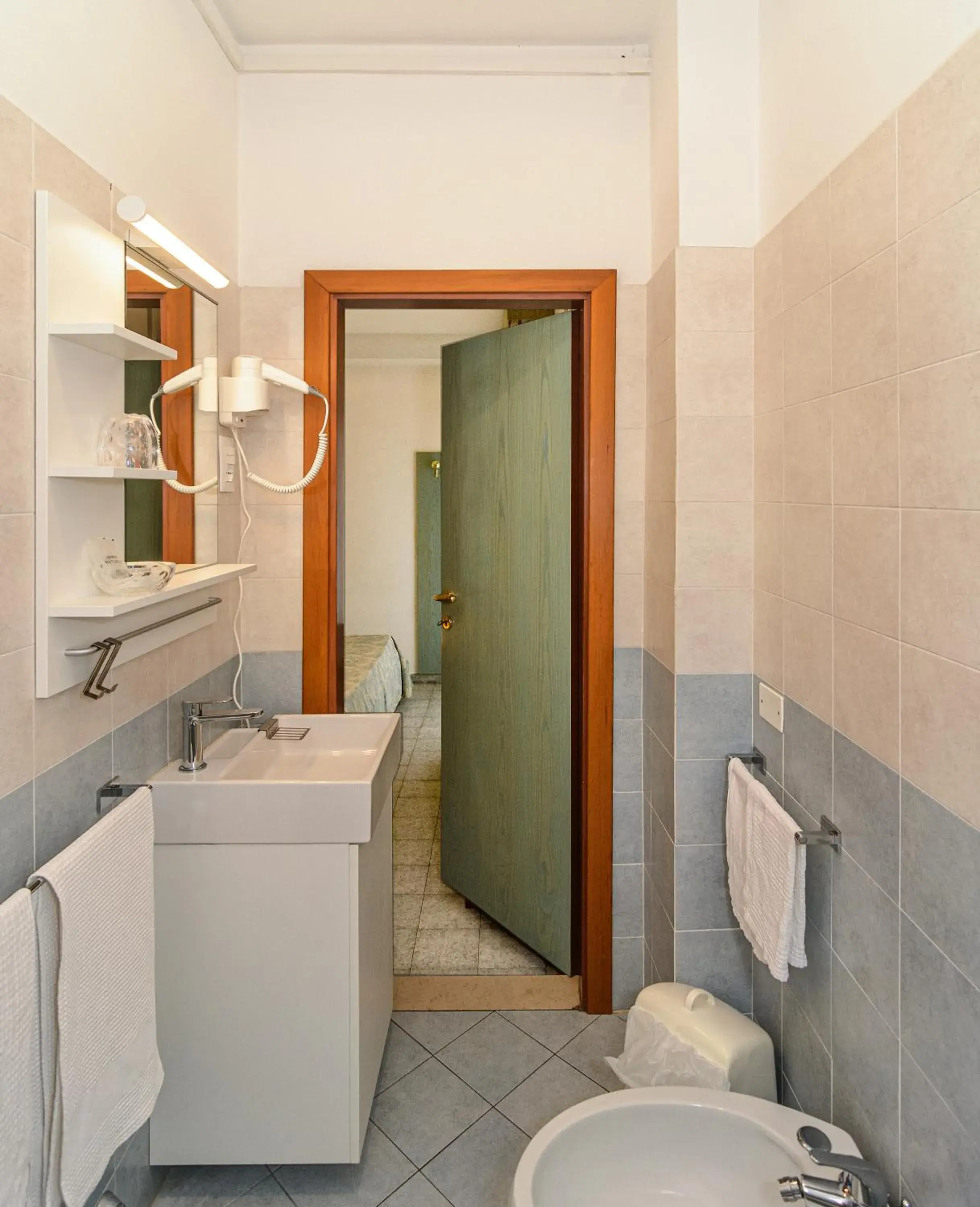 Single Room with Balcony in Hotel Paris Single Room with Balcony in Hotel Paris