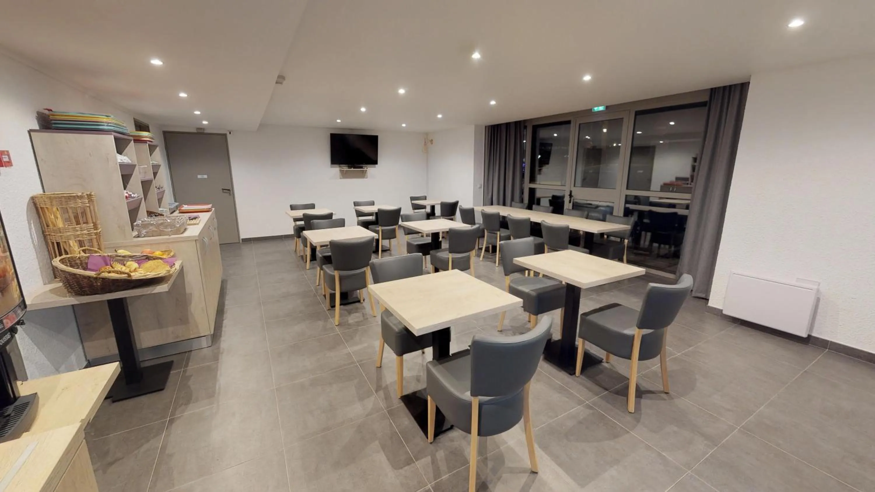 Dining area in Hôtel du stade ex Kyriad Direct Lille Est Stade Pierre Mauroy