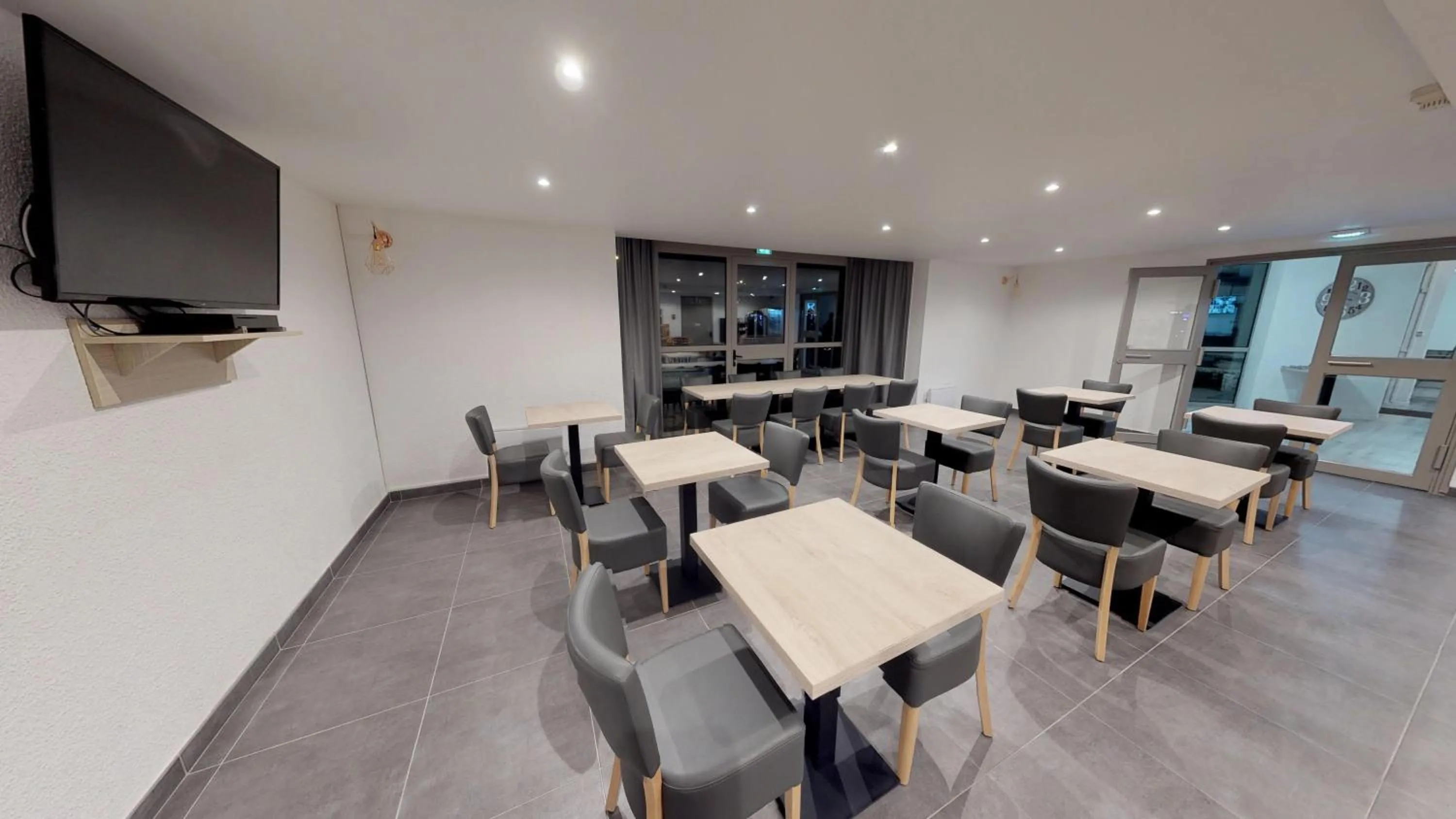 TV and multimedia in Hôtel du stade ex Kyriad Direct Lille Est Stade Pierre Mauroy