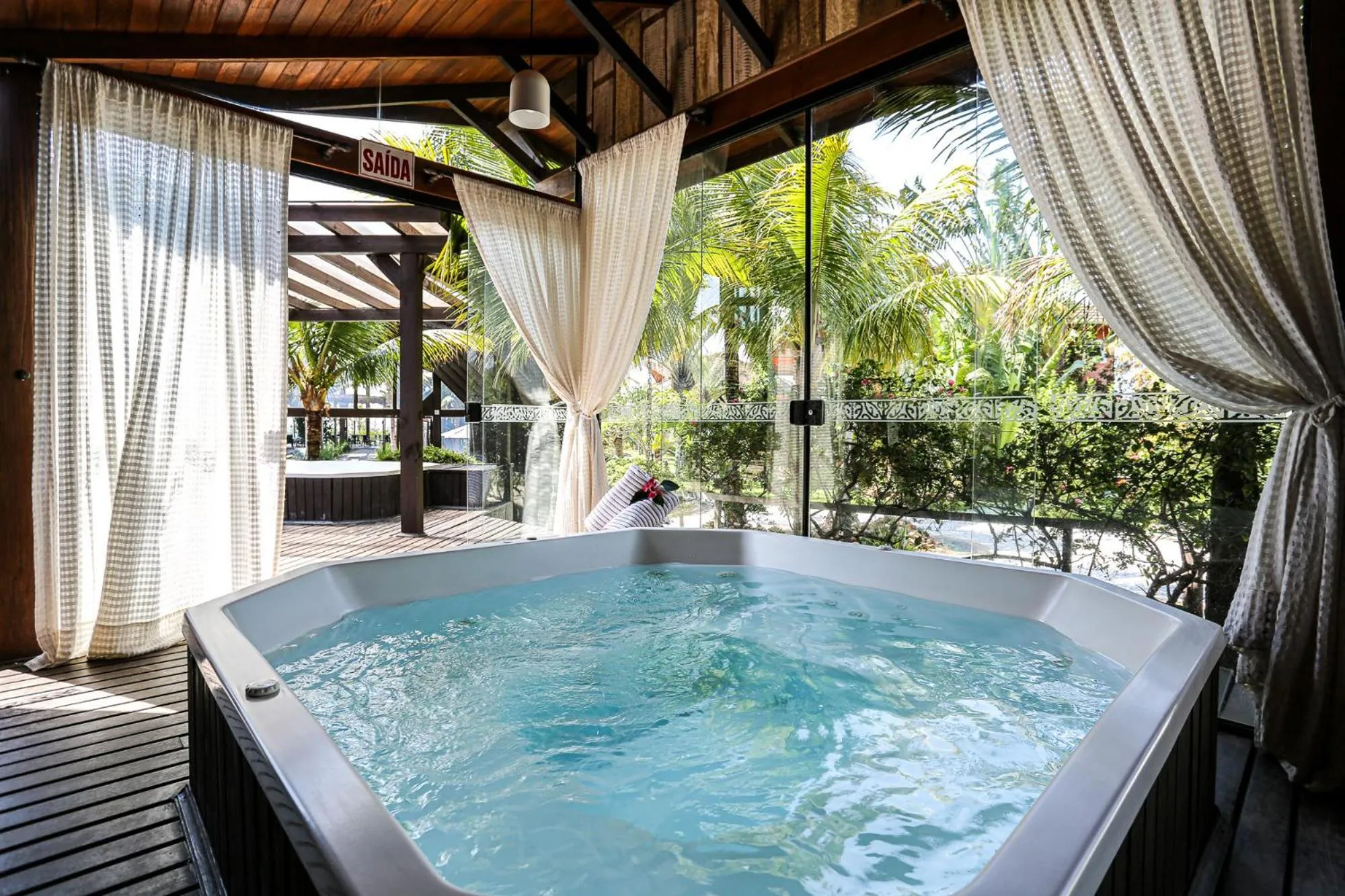 Hot Tub in Estaleiro Guest House