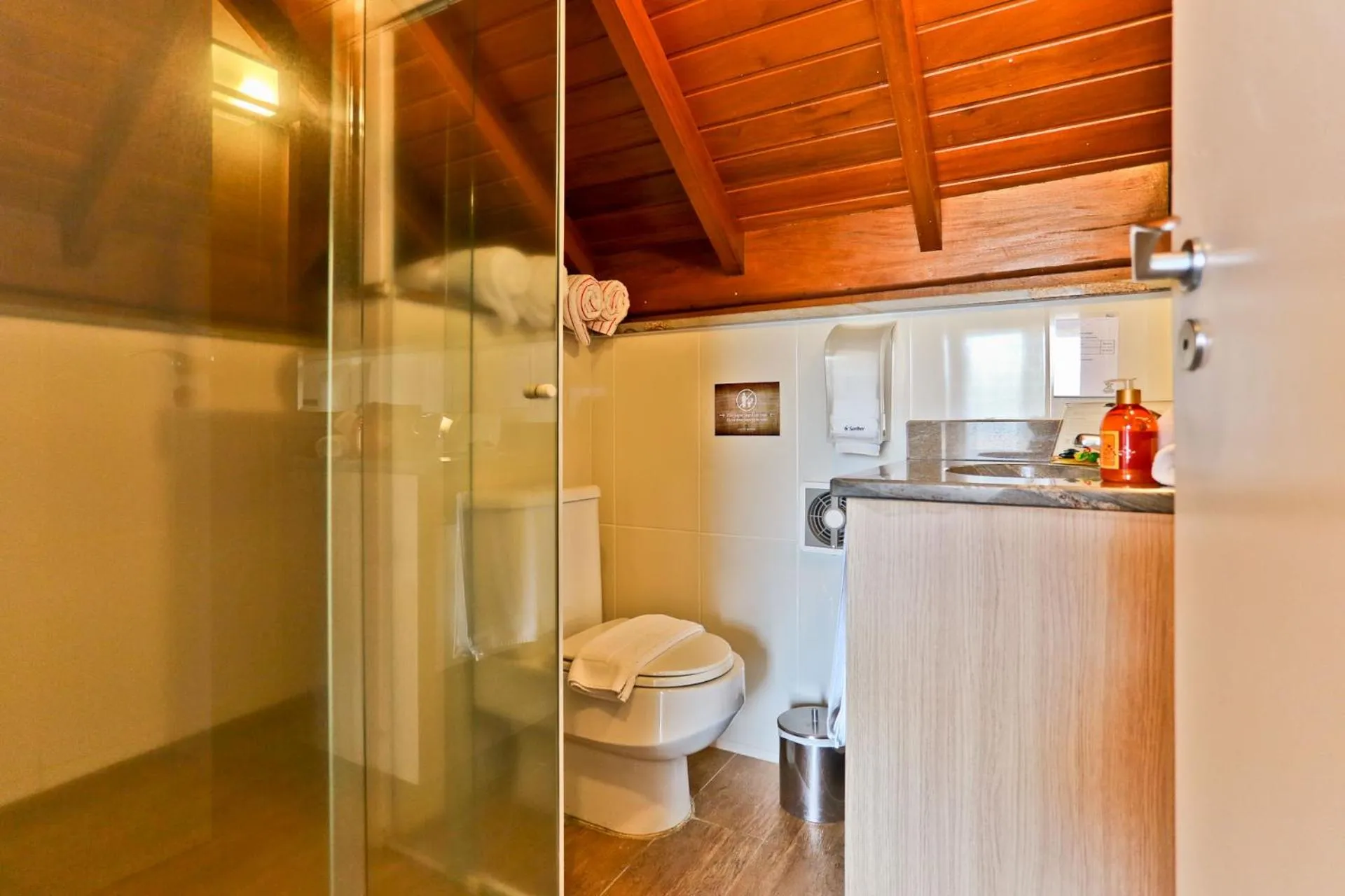 Shower in Estaleiro Guest House