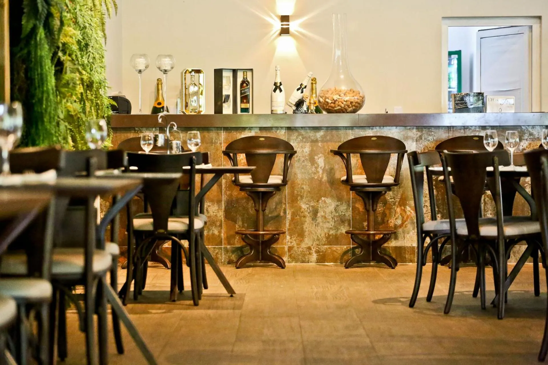 Restaurant/places to eat in Estaleiro Guest House