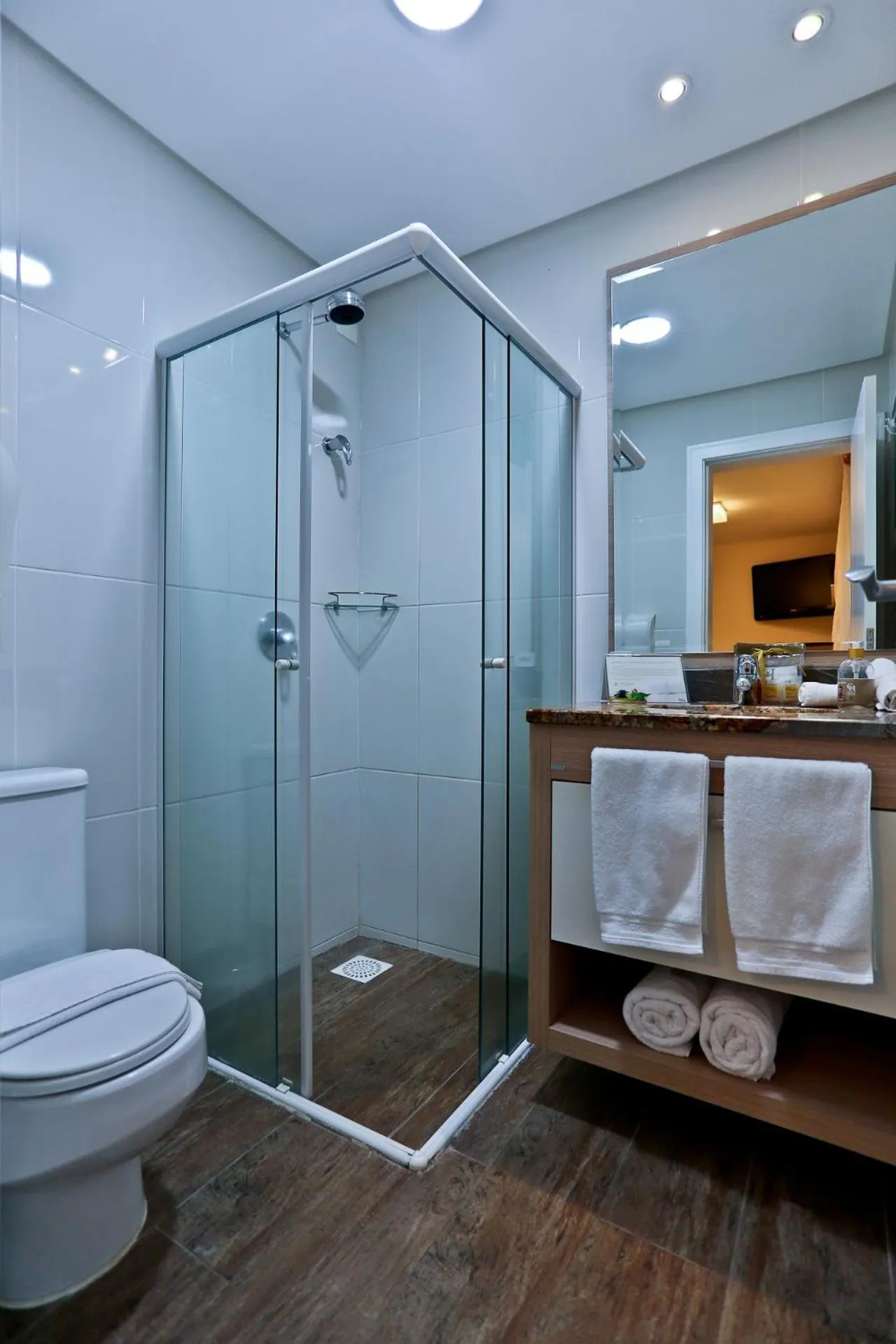 Toilet in Estaleiro Guest House