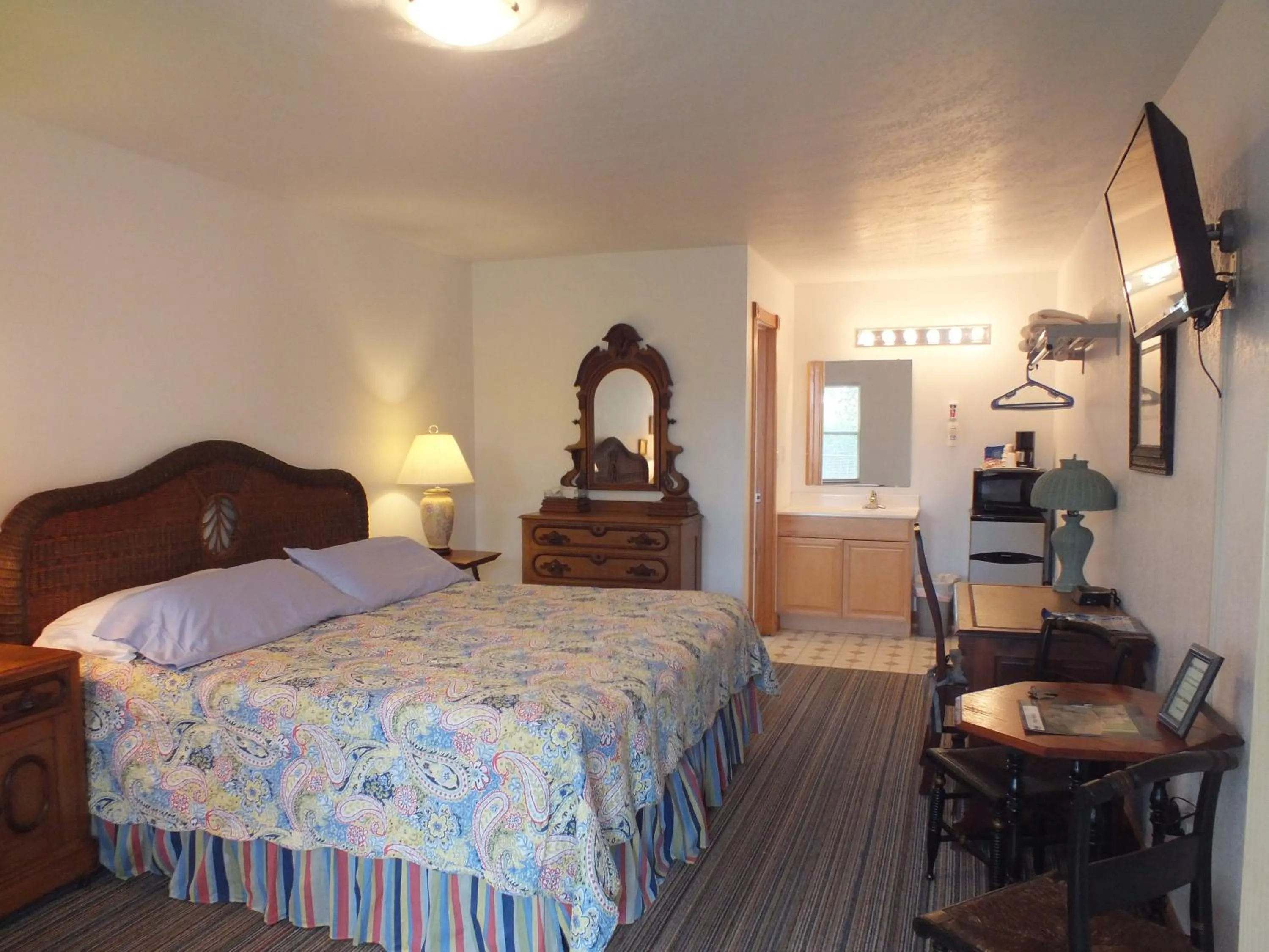 Bedroom, Bed in Scarborough Inn