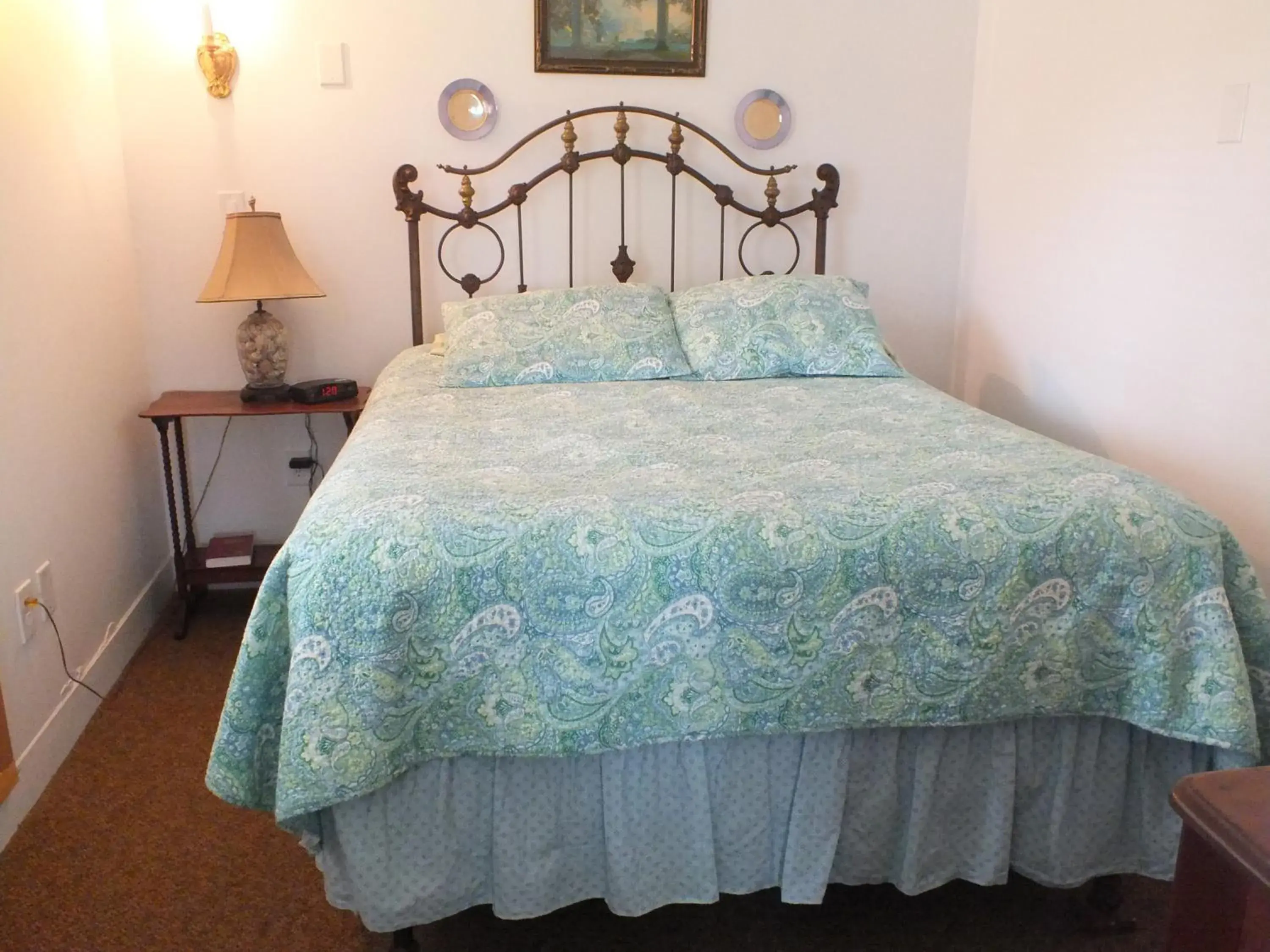 Queen Suite - single occupancy - Non-Smoking in Scarborough Inn Queen Suite - single occupancy - Non-Smoking in Scarborough Inn