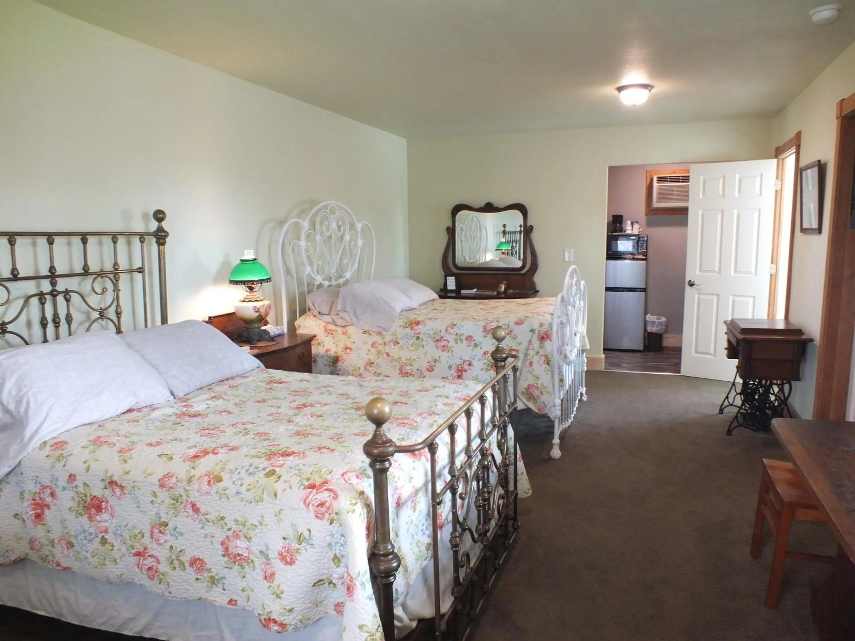 Bedroom, Bed in Scarborough Inn
